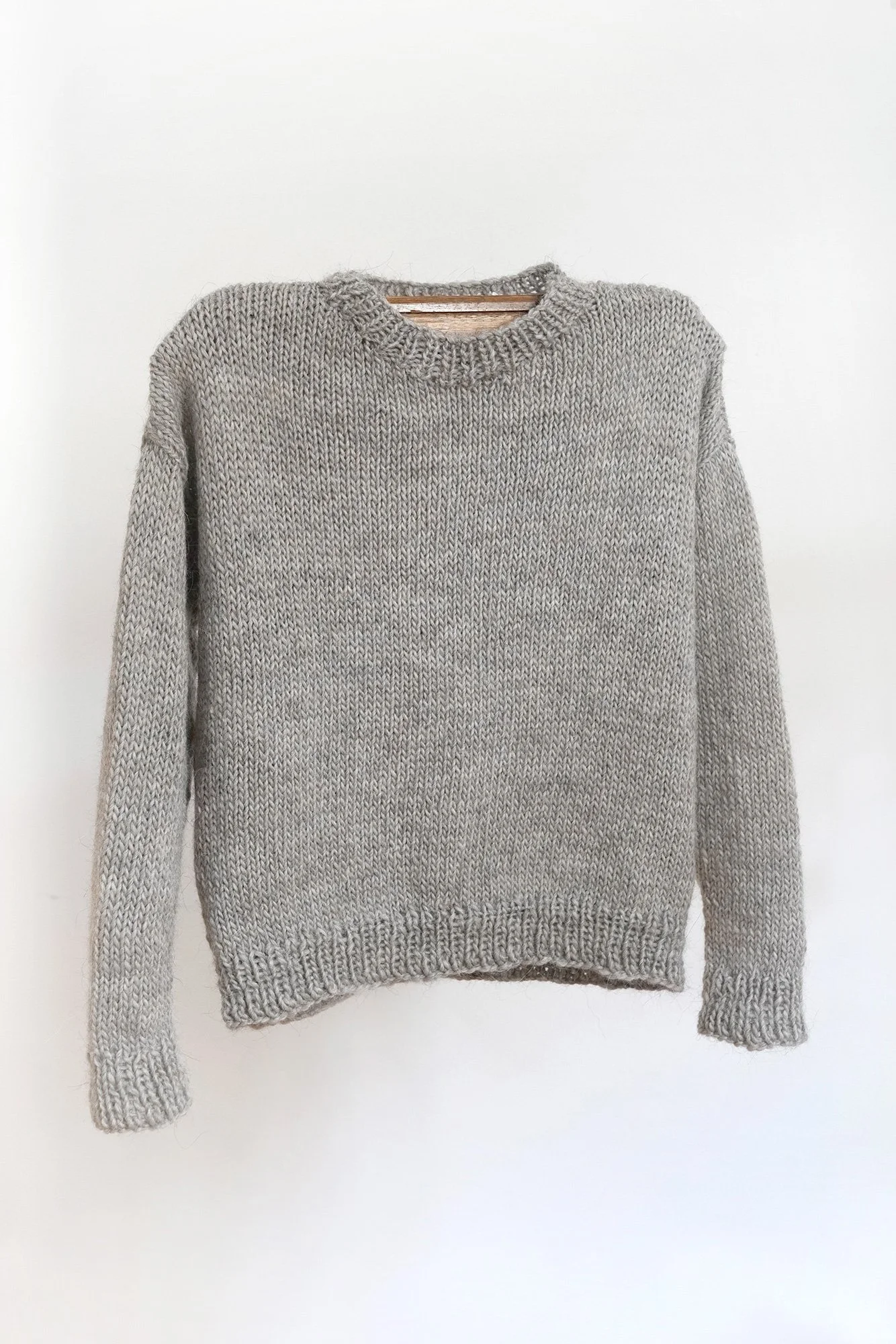 BASIC CREW-NECK SWEATER
