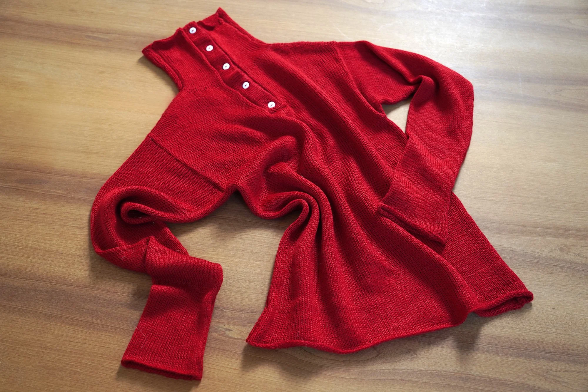 Q06.BUTTONS-HIGHNECK-SWEATER—AW26-Red.03.jpg (copia)