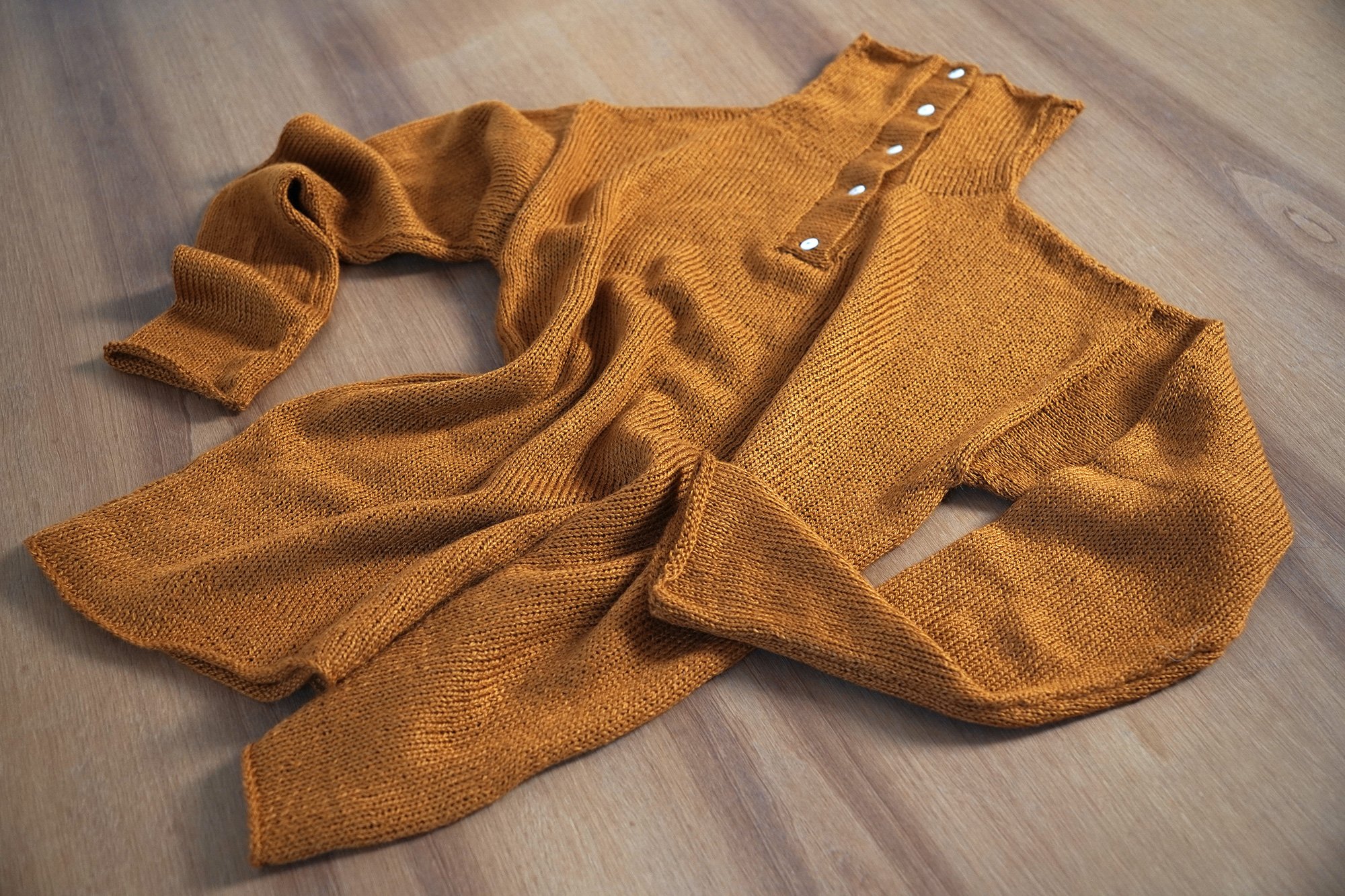 Q06.BUTTONS-HIGHNECK-SWEATER—AW26-Ochre.04.jpg (copia)
