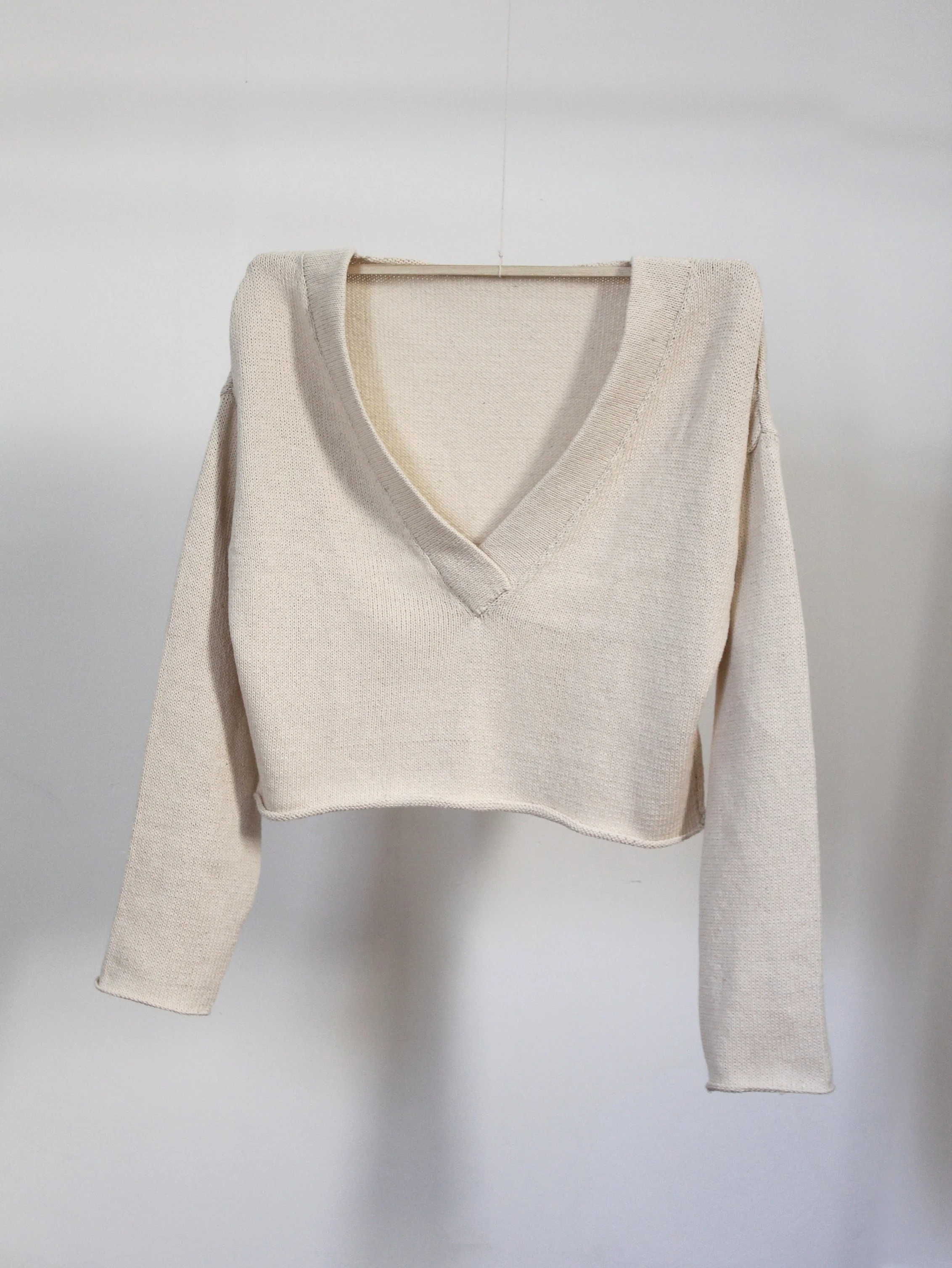 V-Neck Crop Sweater_01.jpg