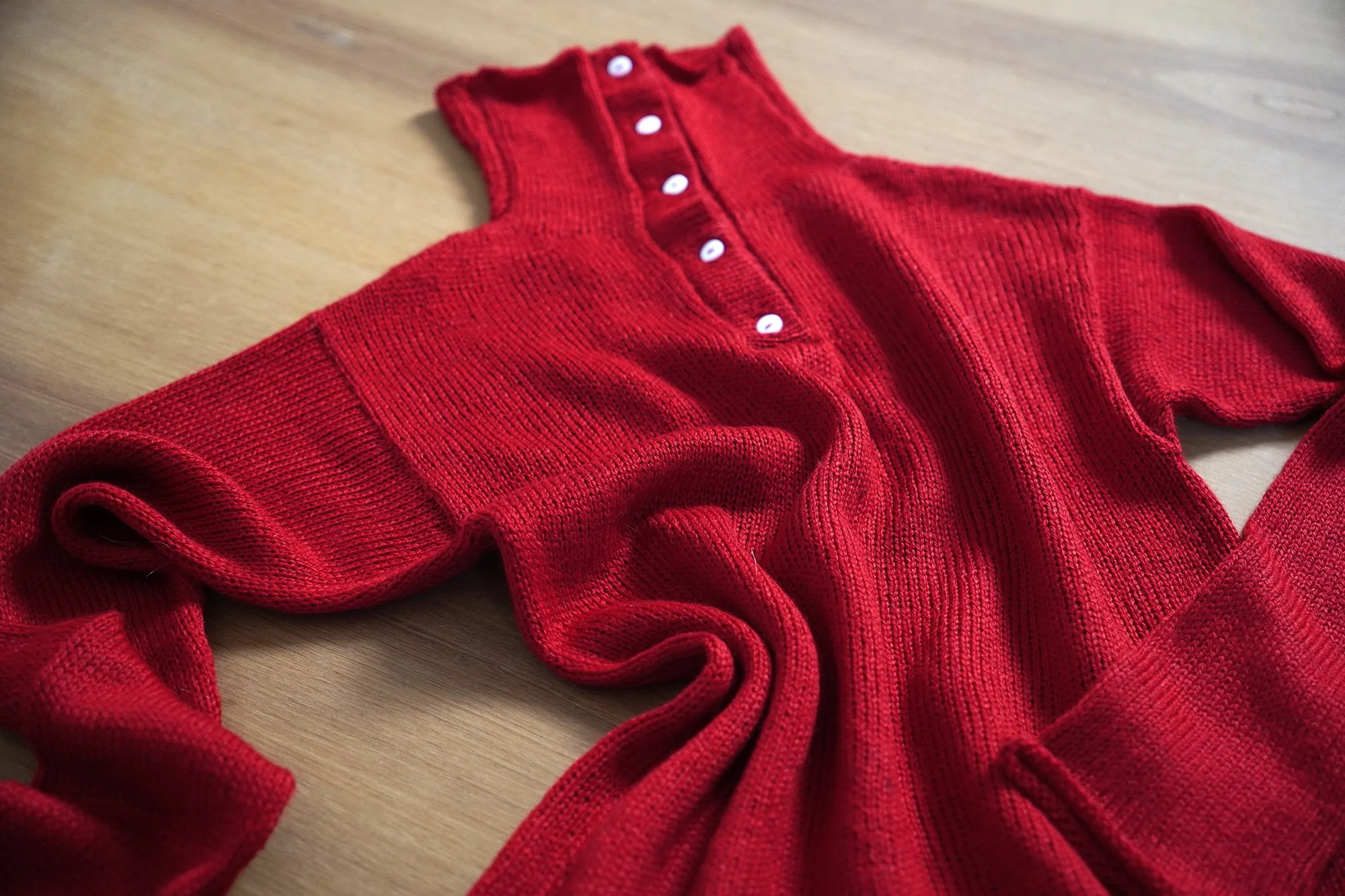 Q06.BUTTONS-HIGHNECK-SWEATER—AW26-Red.04.jpg (copia)