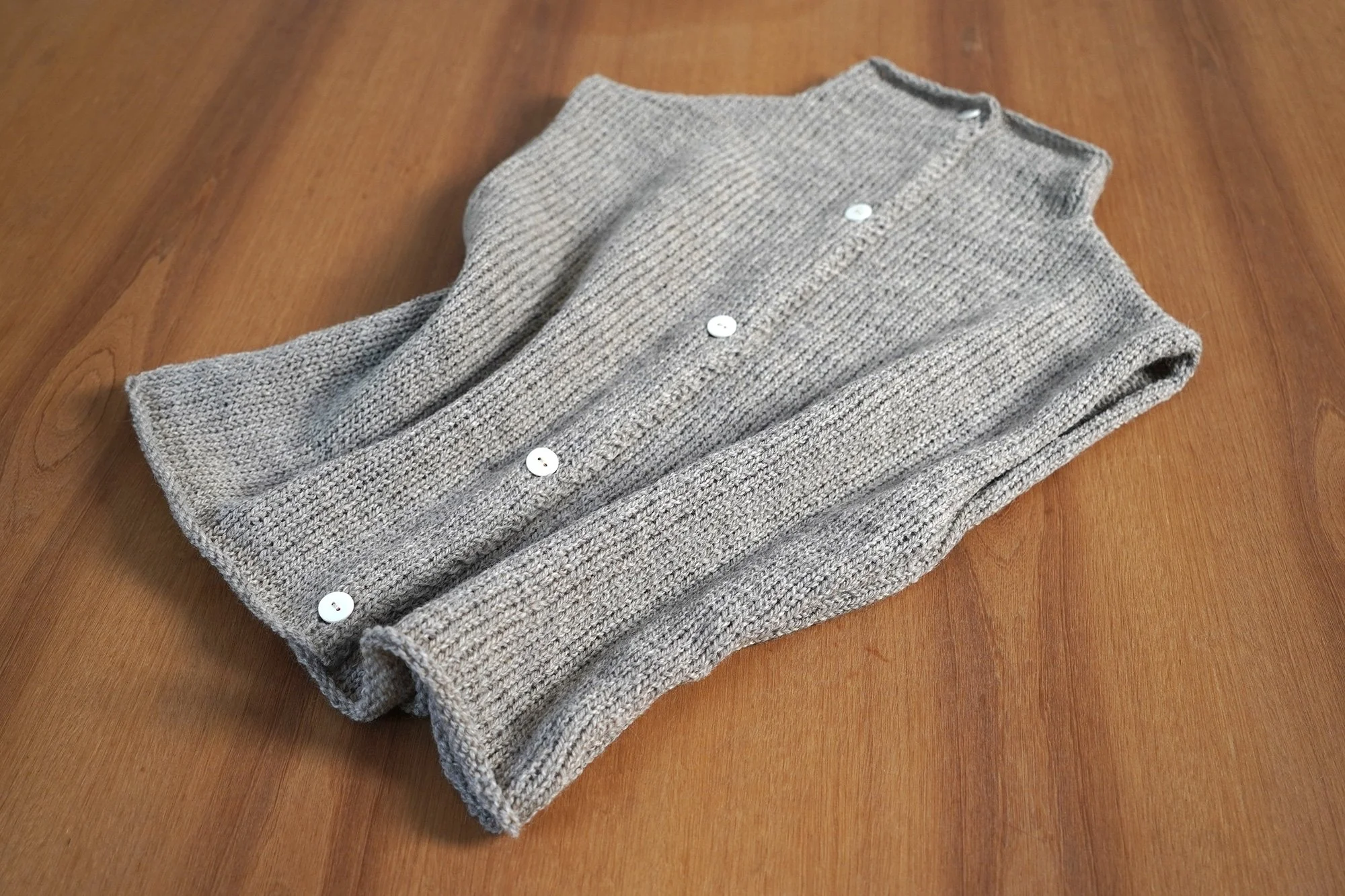 Q02.OPEN-VEST—AW26-Grey.03.jpg