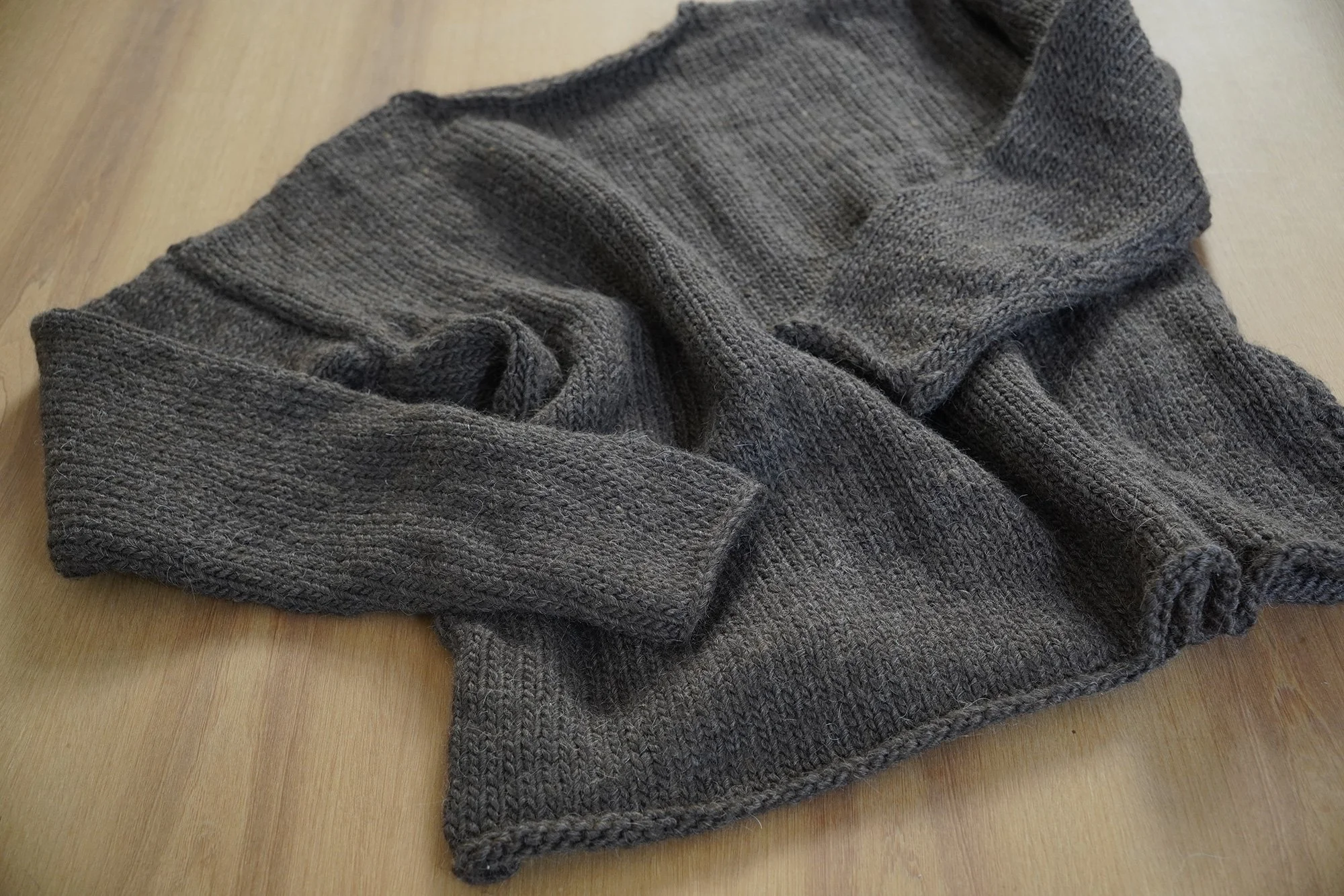 Q08.SIMPLE-LLAMA-SW—AW26.Choco.04.jpg