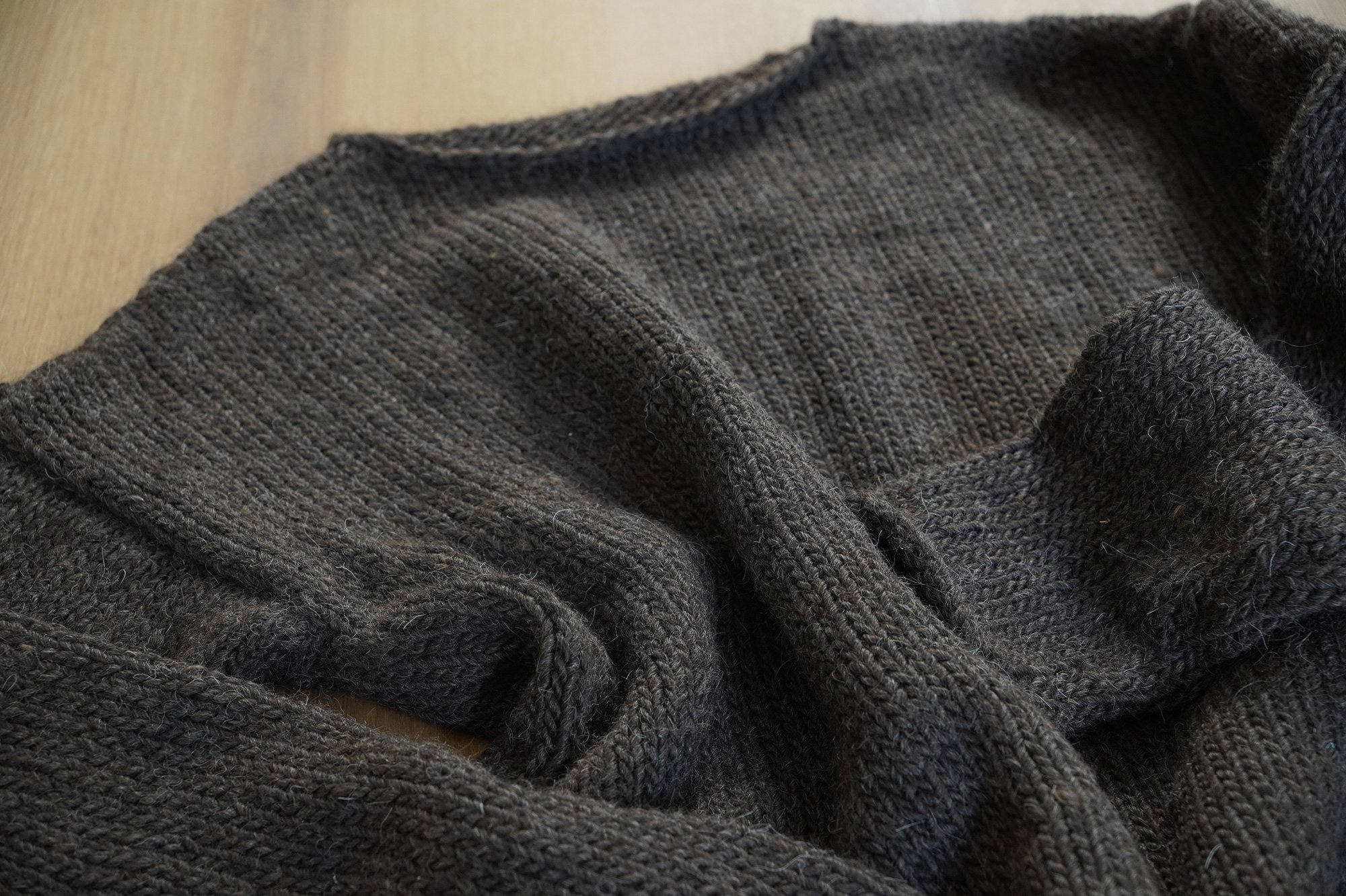 Q08.SIMPLE-LLAMA-SW—AW26.Choco.02.jpg
