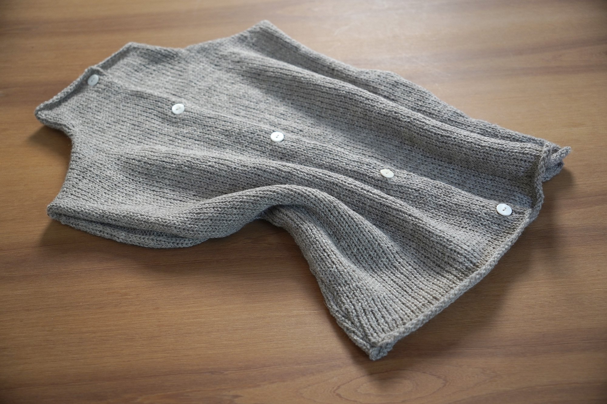 Q02.OPEN-VEST—AW26-Grey.04.jpg