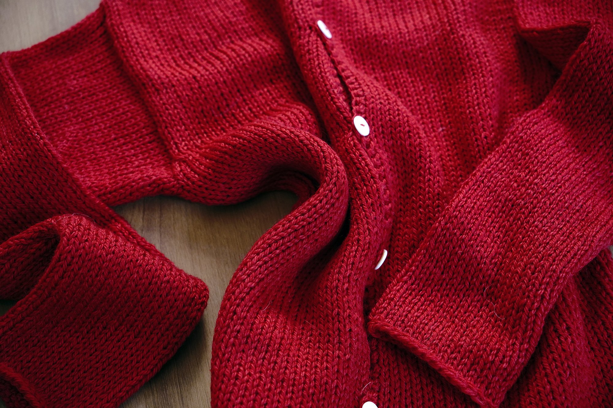 Q07-b.SIMPLE-CARDIGAN—AW26-Red.02.jpg