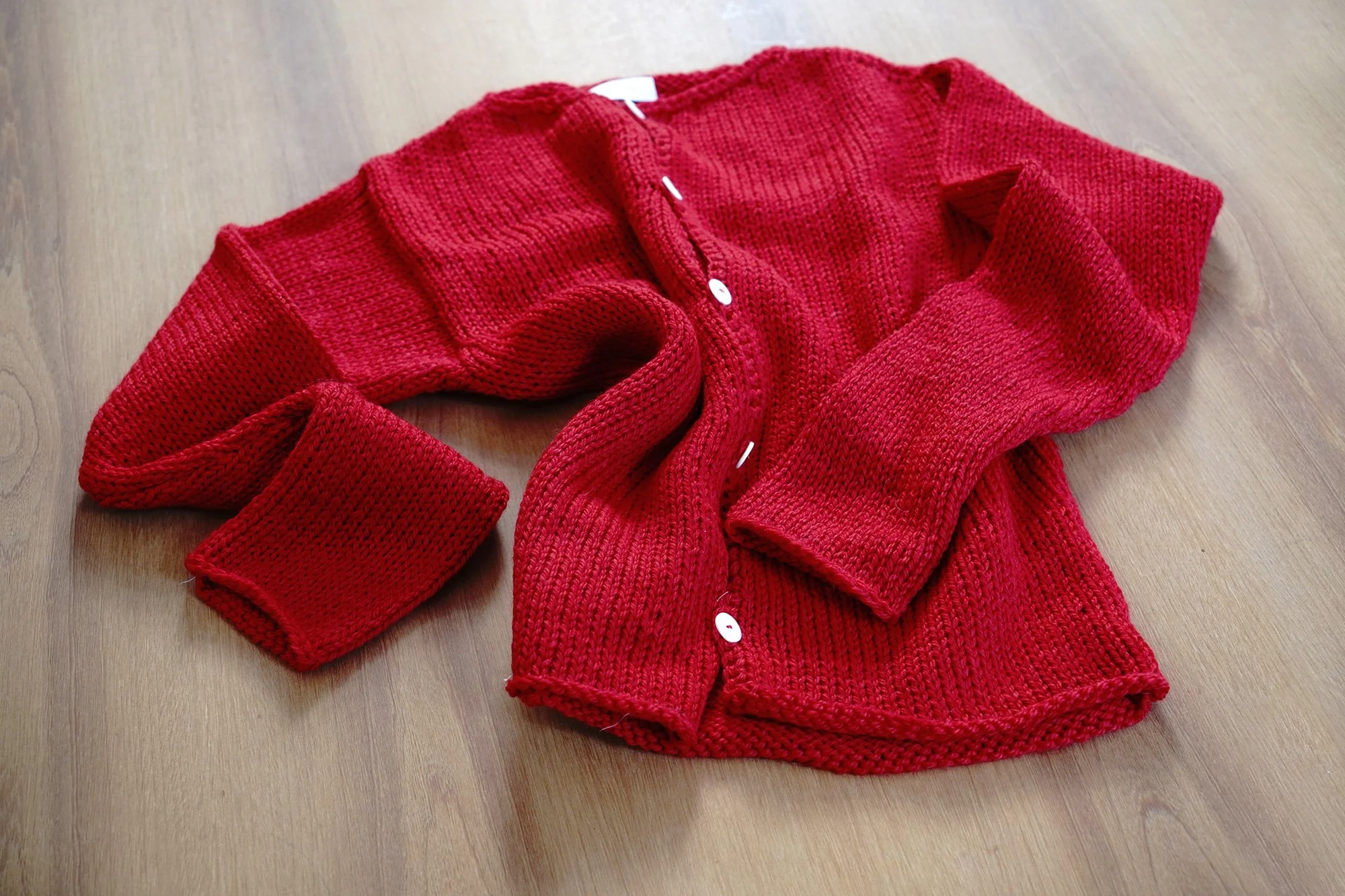 Q07-b.SIMPLE-CARDIGAN—AW26-Red.03.jpg