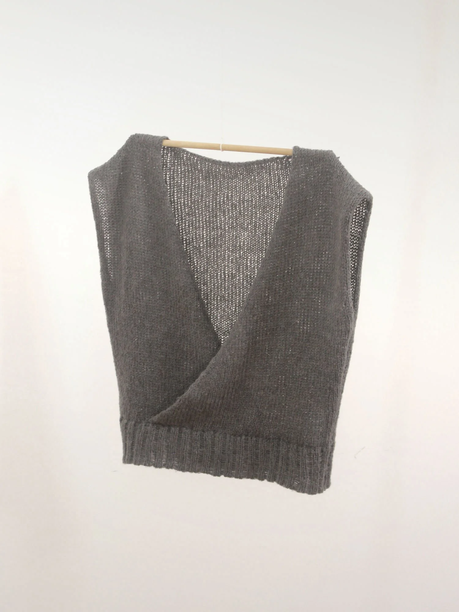 Q01—Cross-Vest-Grey01.jpg