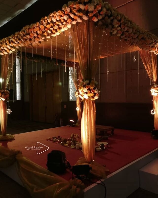 ✨ #minimalism #minimaldecor #weddings #weddingideas #decorideas #decorinspo #dreamy #decorinspiration #mandap #mandapgoals #weddingmandap #lights #crystals #flowers #vrep #visualrealityevents