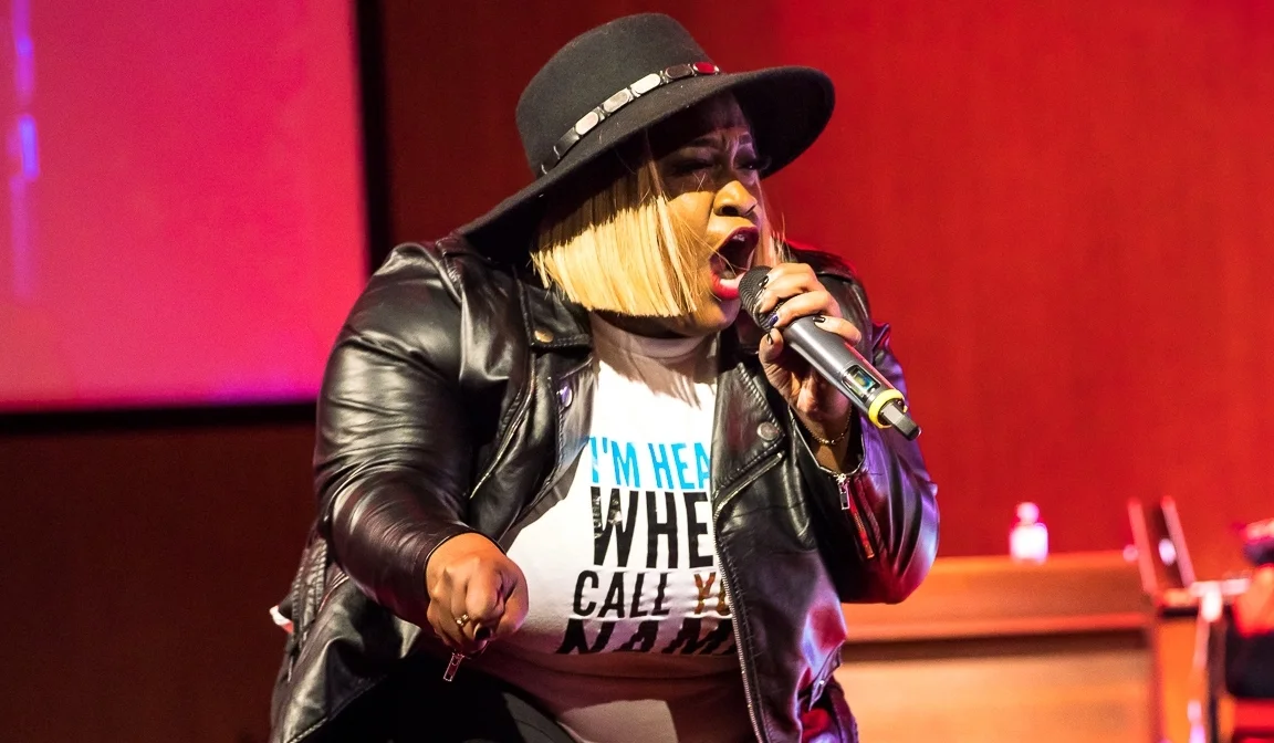 Todd Dulaney verse g free to dance and sing, d free to lift my hands and worship, c lord i'm free, lord i'm free / chorus g i'm a free worshipper, d i'm a free worhipper, g i'm a free worshipper. todd dulaney