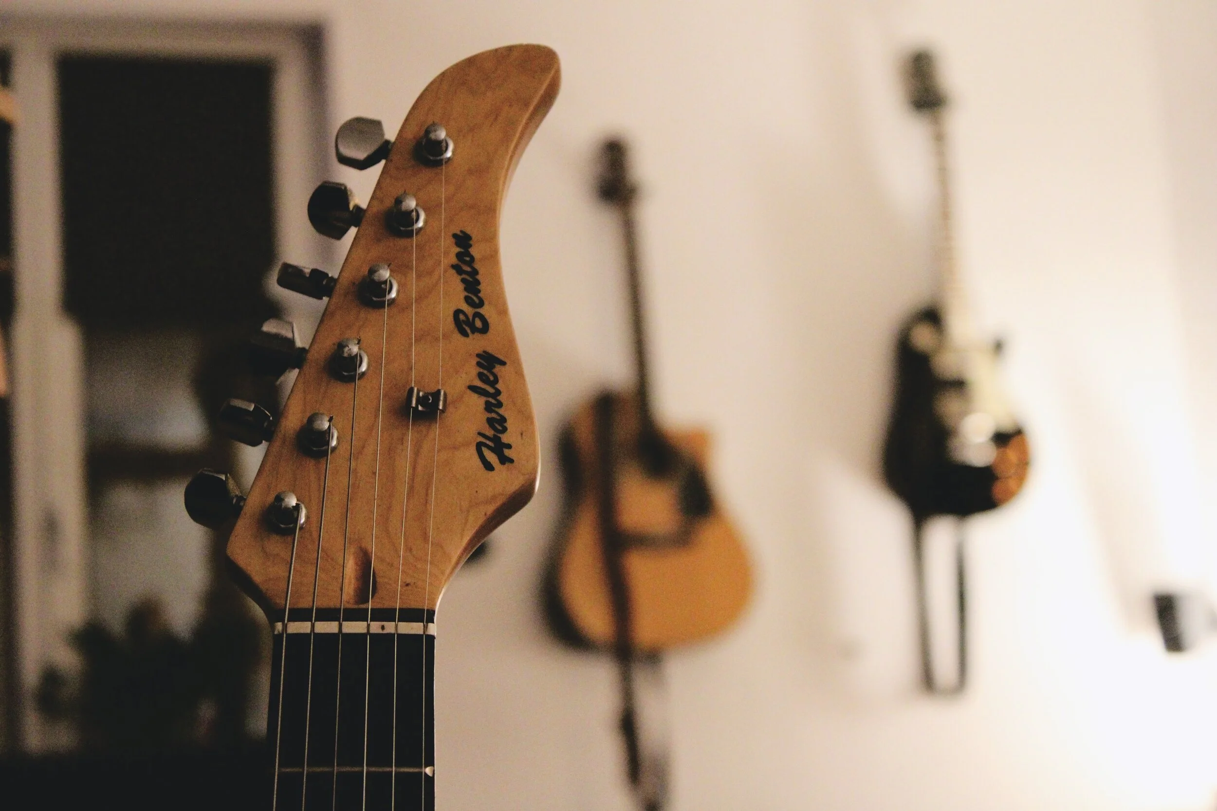 Acoustic vs. Electric Guitar: Which Is Better for Learning?