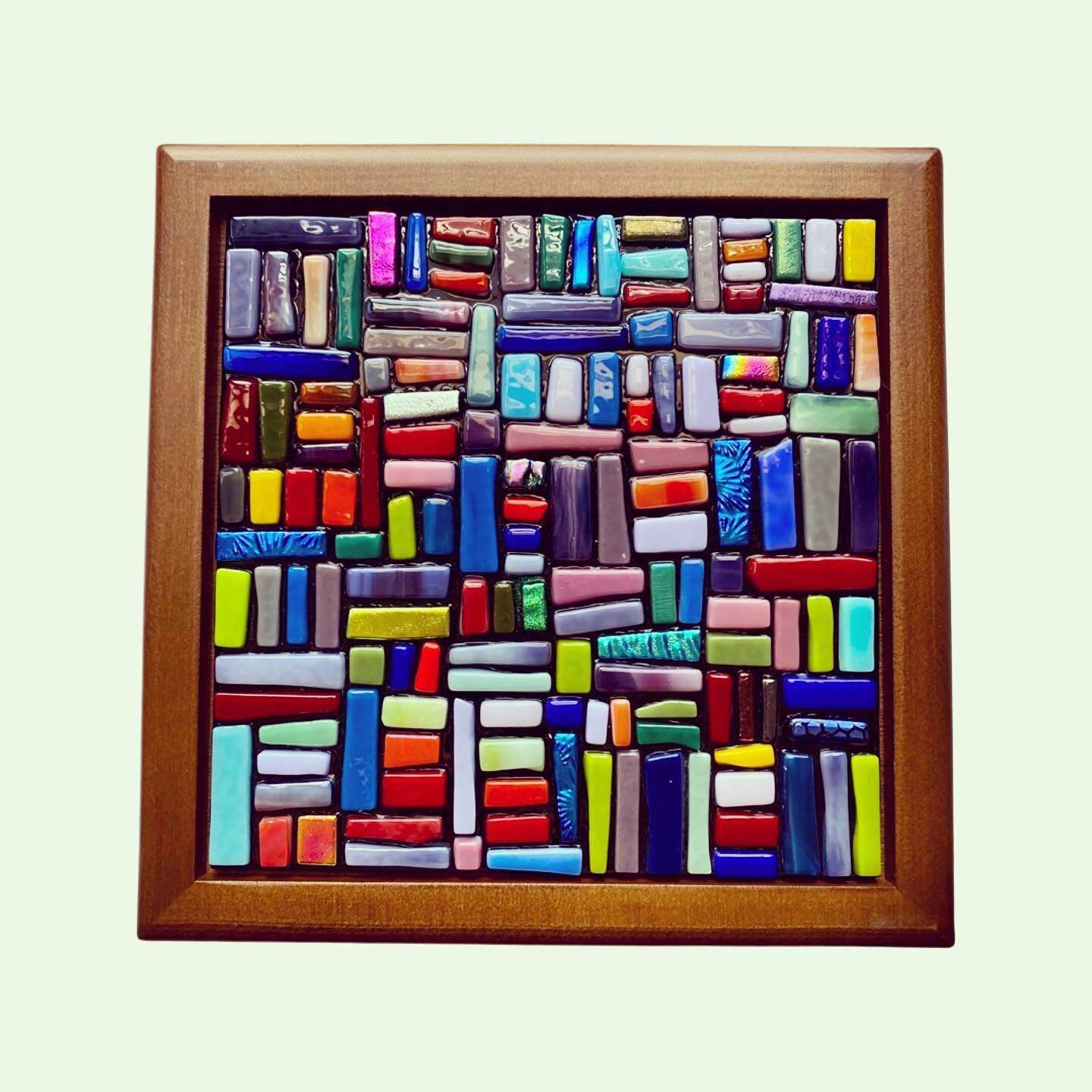 Bitty Mosaic Box $78.00
#fusedglassart #jewelrybox #stashbox #mothersdaygift #shopsmallbusiness #supportwomenartists #bullseyeglassart #chiglasscollective #oneofakind