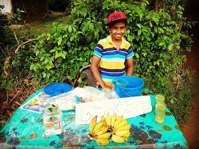 This little entrepreneur warming my cockles 💕 .
.
.
#kolakanda #srilanka #entrepeneurlife #inspired #mornings #breakfast #supportlocal #lankalife #hustle #goodmorning #breakfastofchamps #lovelanka