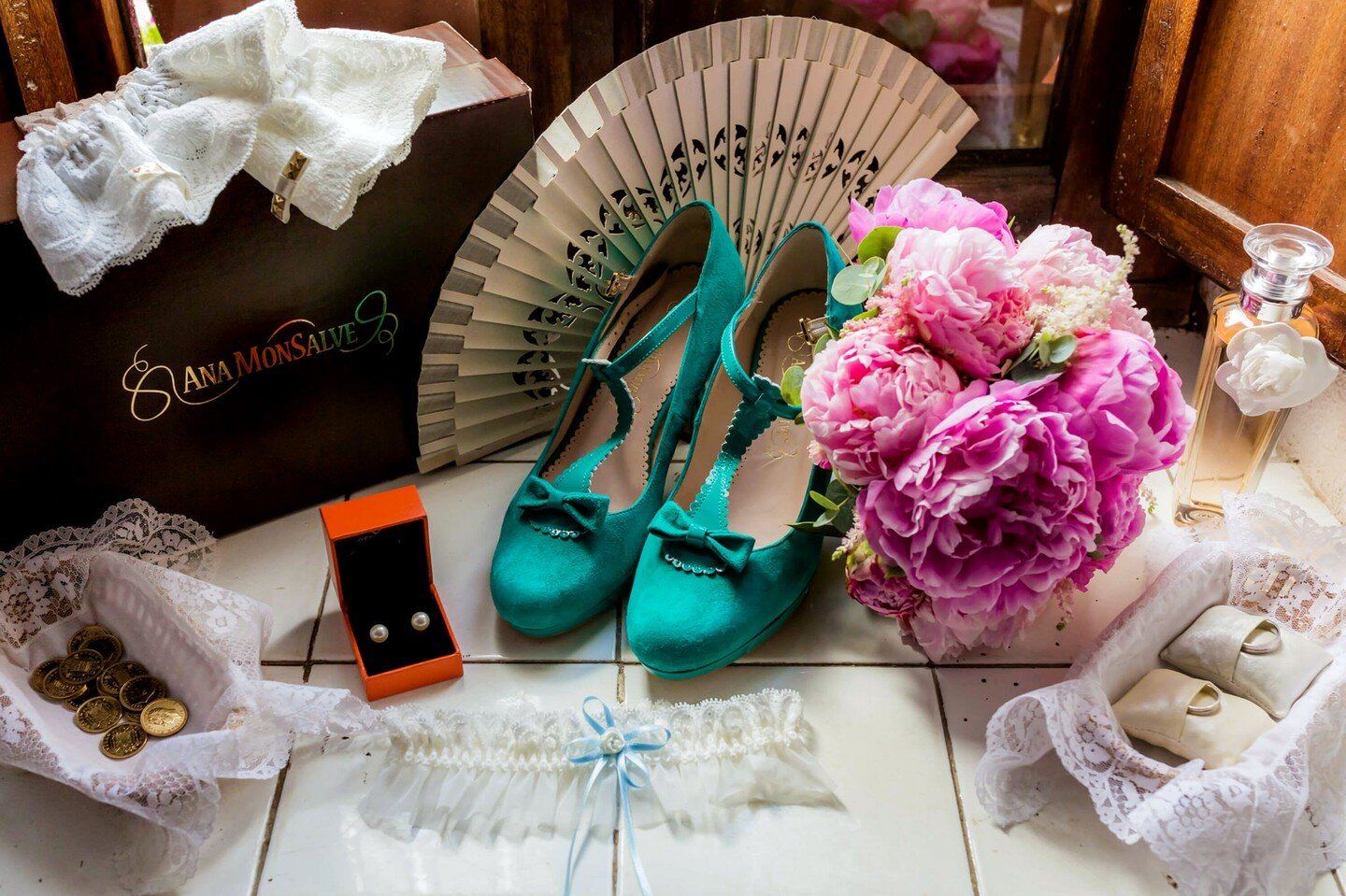 Preciosos y originales zapatos estilo retro creados a mano por la artista @anamonsalveshoes acompa&ntilde;ados de unas perlas de @joyeriamartinvitoria

#boda #bodasvitoria #noviasconestilo #zapatosdeboda #zapatosdenovia #fotografodebodas #elparaguasa