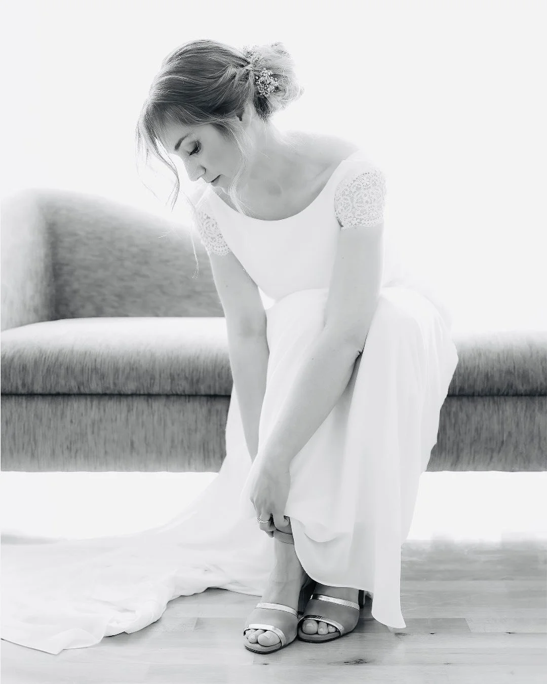 ⚡️Siempre me pareci&oacute; muy elegante la forma que tienen las novias de abrocharse los zapatos de su boda.

@ixone_lafiancee 
@am_creativevideo 
@margaritamellaman
@queenspeluquerosvitoria
@unisa_shoes_and_accessories 
@silkenvilladelaguardia 
@ro