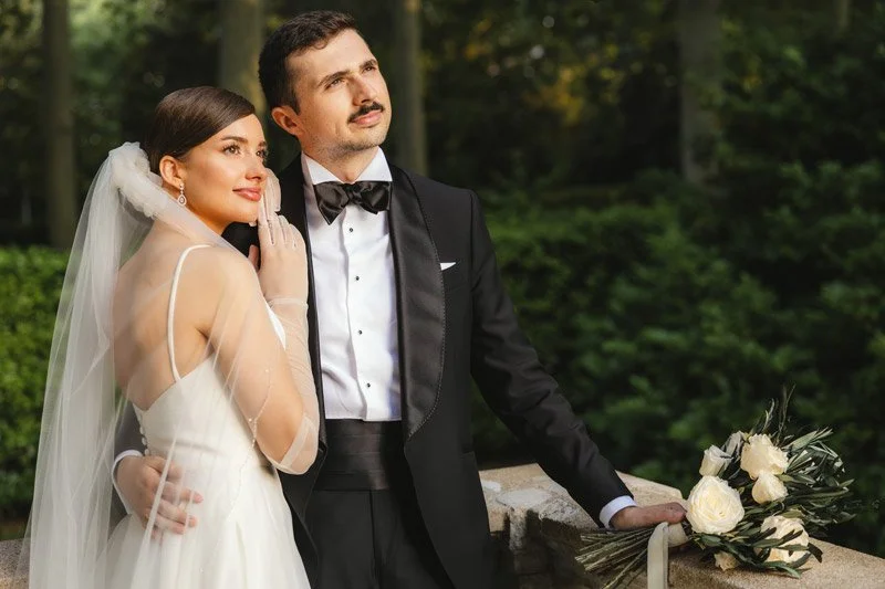 Novios abrazados mirando al sol en Vitoria-Gasteiz