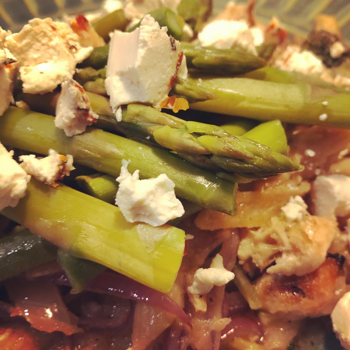 Was craving organic Asparagus so got some from @peruvianofoods and paired with goat cheese, @chickapeapasta, @ladeedagourmetsauces, organic onions and clean chicken @loblawson #organic #glutenfree #eatingwellnesss @craftsight @rythmicdiet #curatingwe