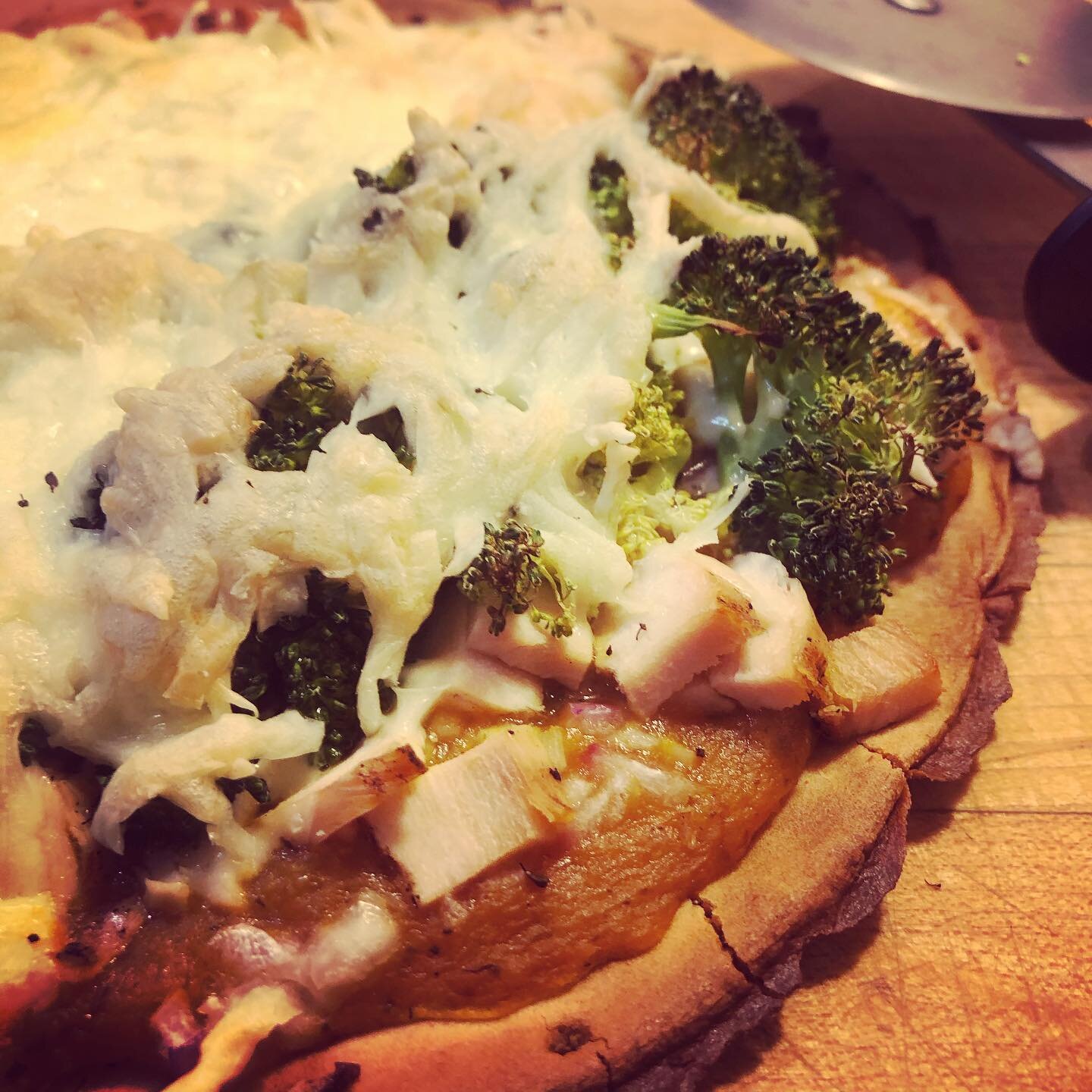 Craving a delicious homemade pizza and came up with bbq chicken and broccoli made with @loblawson @preschoice free-from #chicken on @napoleonproducts #bbq @caulipower crust #nightshadefree #glutenfree @ladeedagourmetsauces #beet #non-gmo #brocolli @s