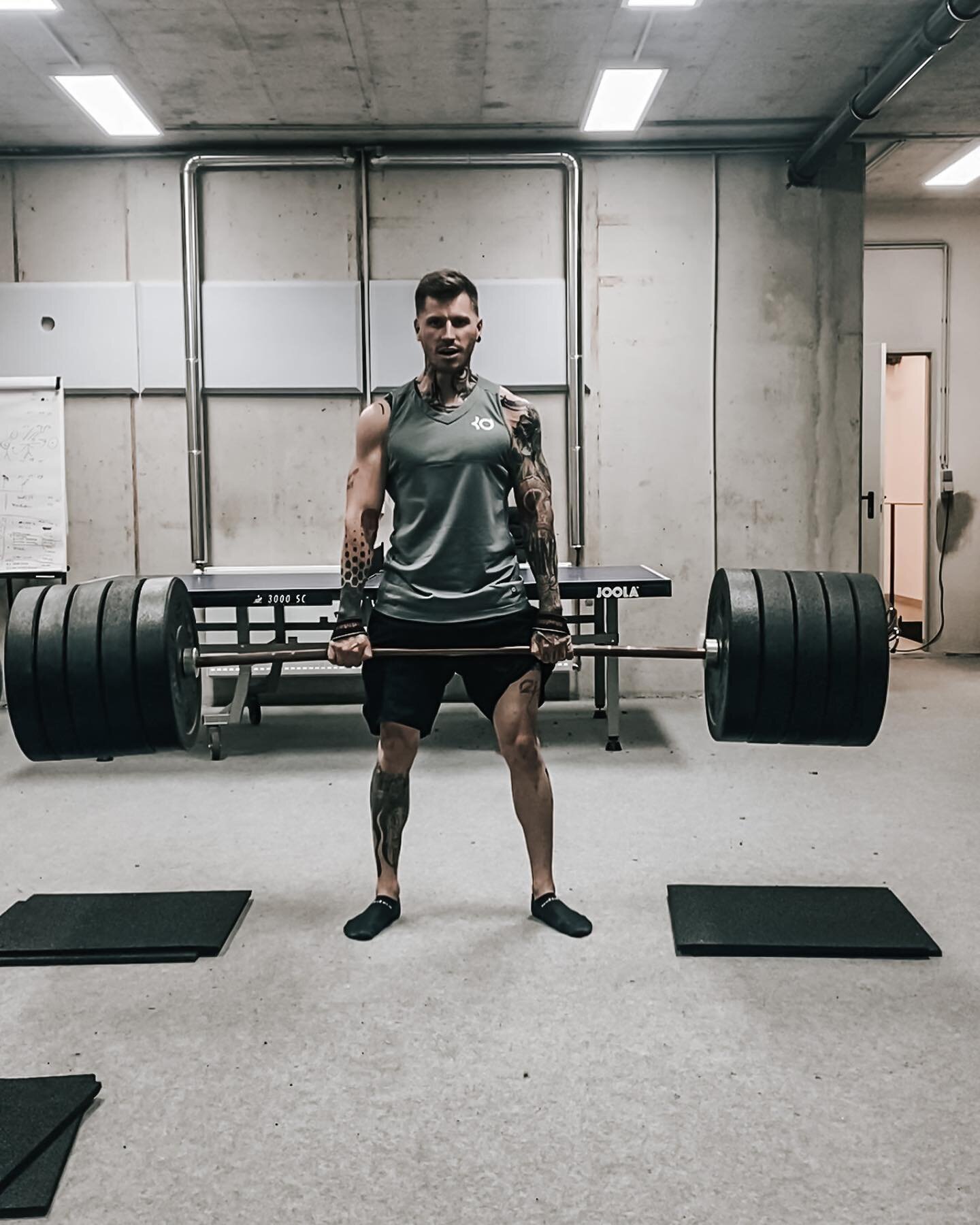 Mein absolutes Lieblings Deadlift Programm f&uuml;r Athleten: 8x2 

Kostet zwar ein wenig Zeit, aber kann immer wieder mal eingebaut werden und sorgt trotzdem stets f&uuml;r Steigerungen.
Gerade bei Athleten interessiert uns meist das relative Gewich