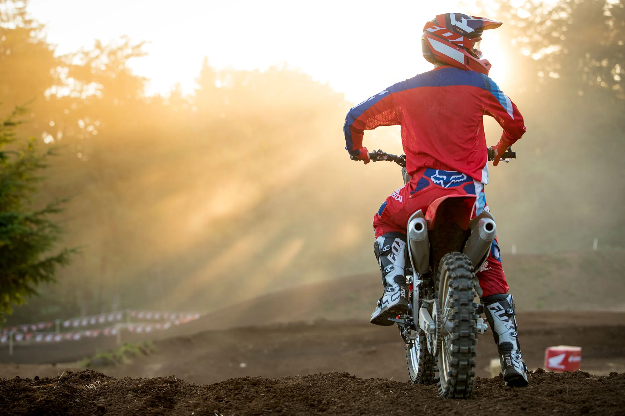 18_CRF250R_LIFESTYLE_03.jpg