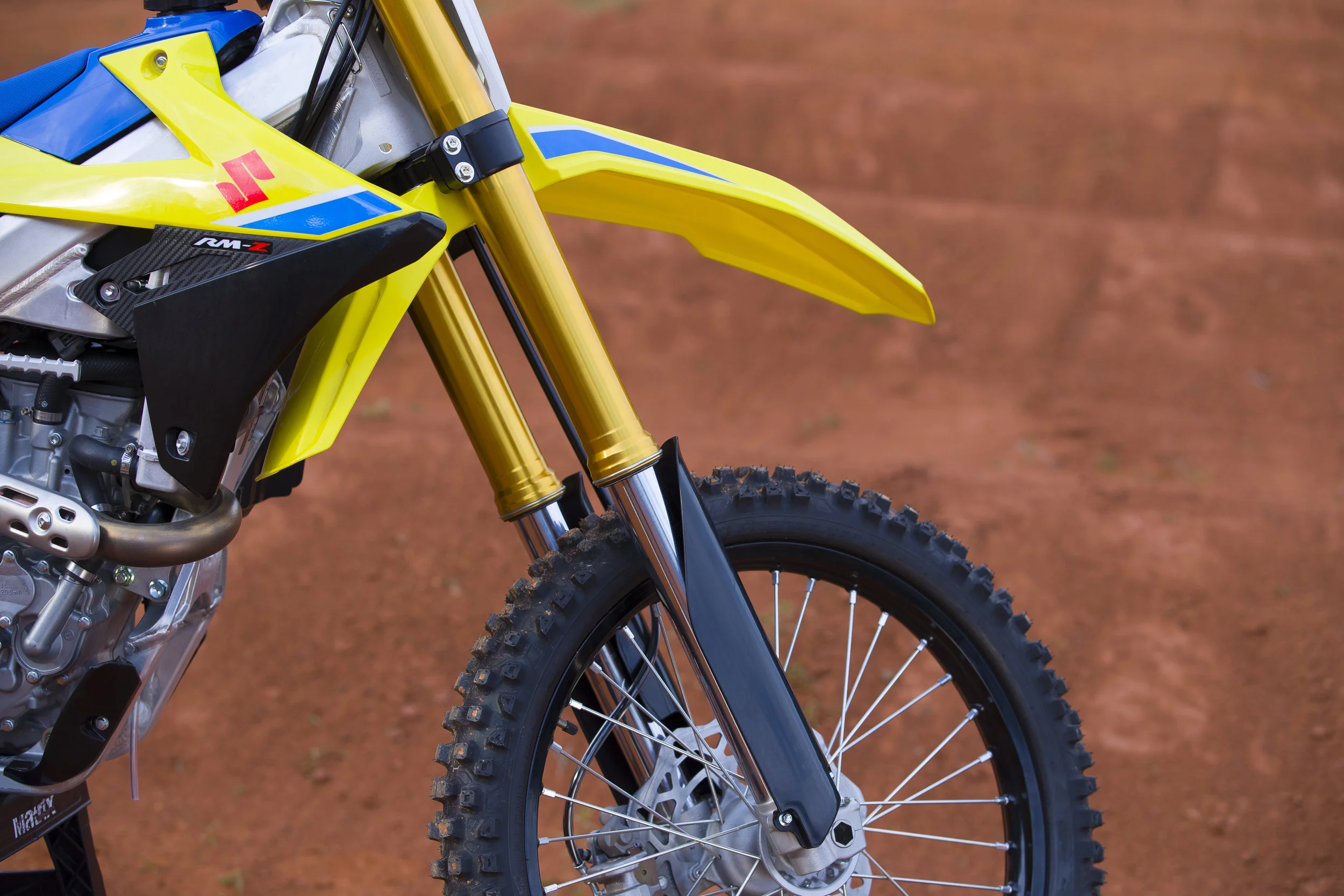 Showa spring forks grace the front end of the 2018 Suzuki. Look at the color of those fork legs! 
