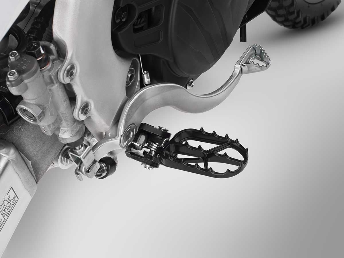 19-Honda-CRF450L_footpeg-R.jpg