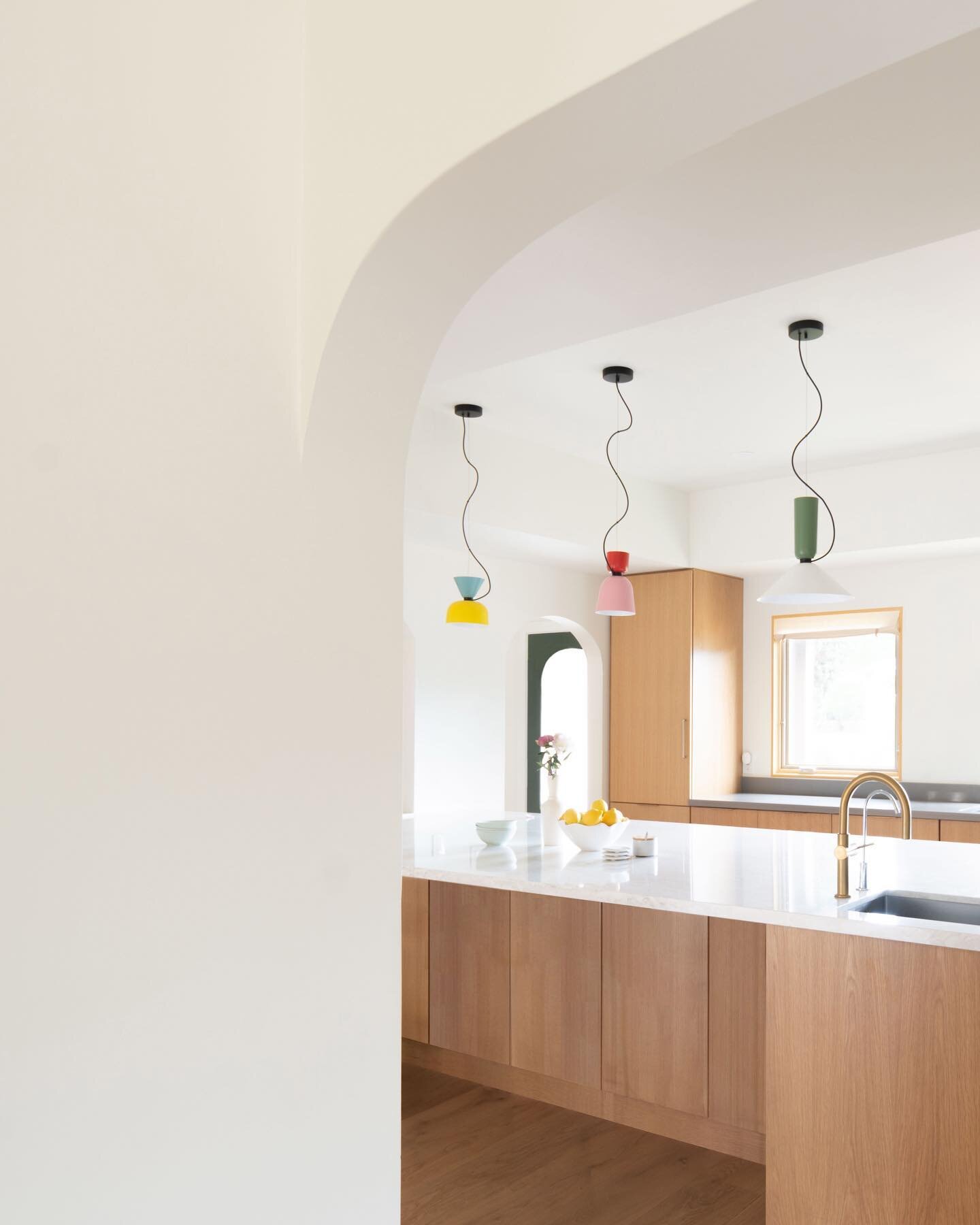 It&rsquo;s up ! The colorful pendants add a pop of excitement to the white oak kitchen.
Color always inspires us to bring fun and whimsy to our design.⭐️🍭❣️🍃💚
.
.
#whiteoakkitchen #archway #hemdesign #hemlighting #sunnykitchen #architecture #inter