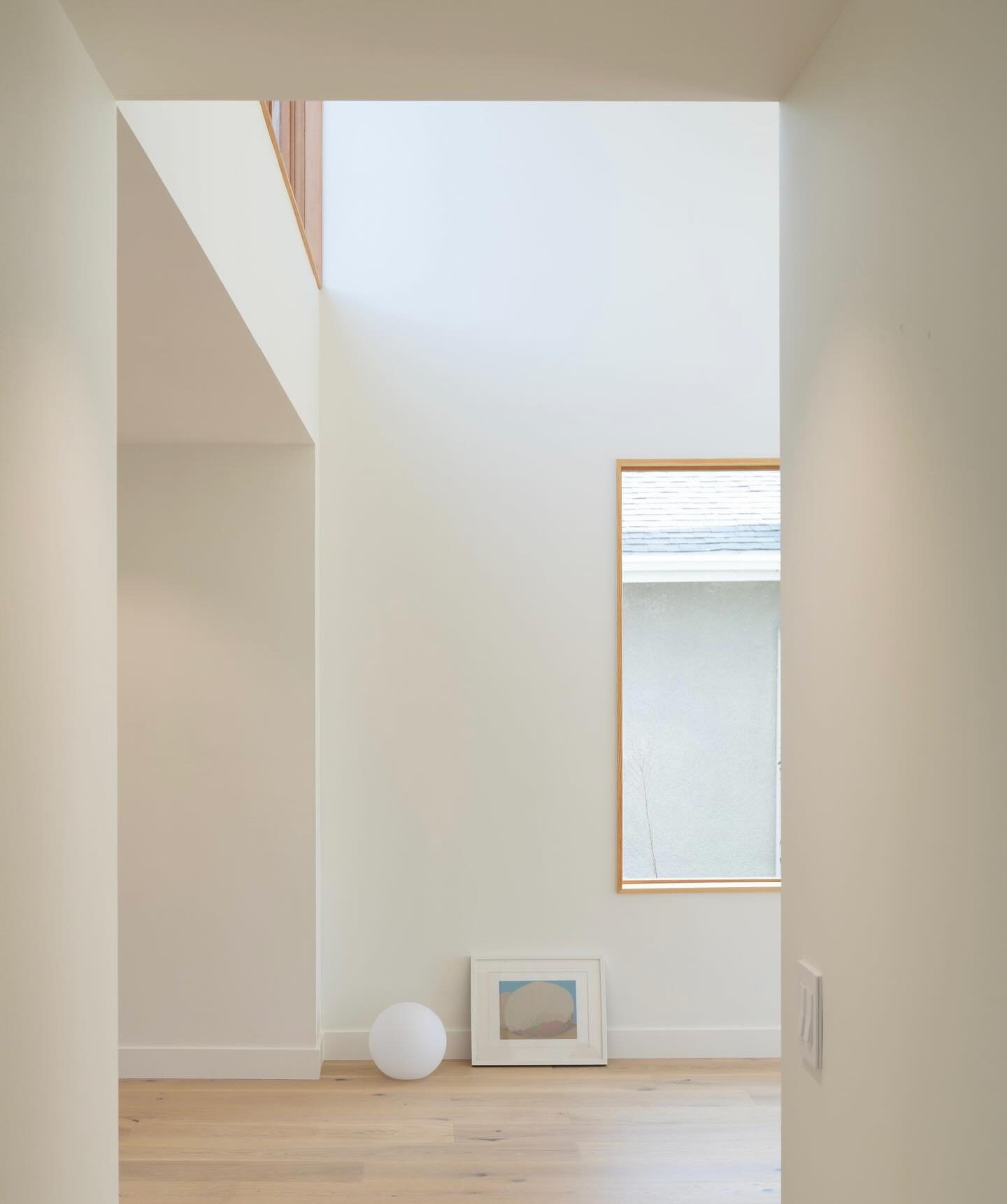 We always talk about how hallways are often the best spaces in the house. We love this hallway especially. It frames a moment where different volumes and spaces meet, glowing softly with the big clerestory window. 🌞💕
.
.
.
#LightAndShadow #NaturalL