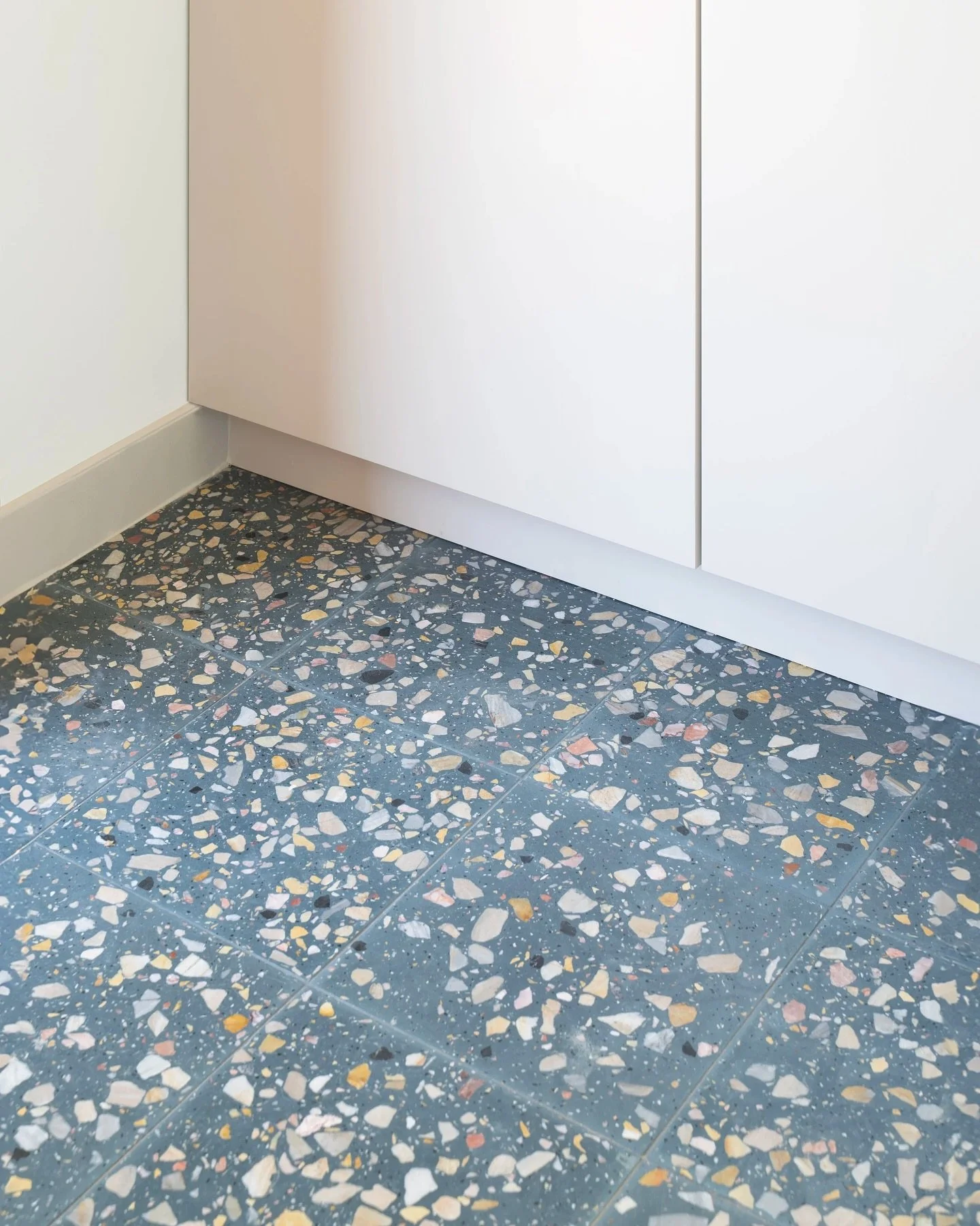 🚪Entries are one of our favorite spaces to design. They hold the first hellos and the final good byes, shaping the first and the last impression of a home. We love bringing the entry space to life using patterns and colors with colorful tiles or whi