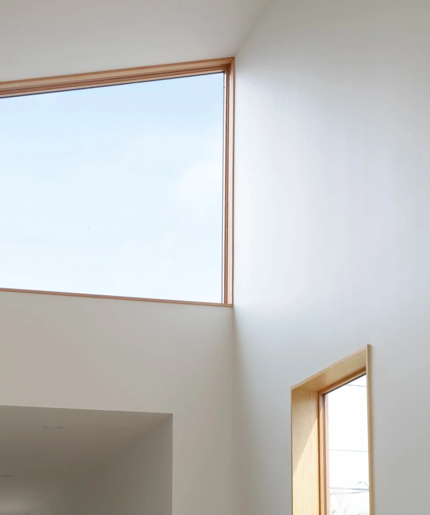 How often do we look at the sky? In this special corner we meet the sky. The triangular clerestory follows the slope of the ceiling and frames the everyday skies into extraordinary moments. 🌬️🪂
.
.
.
#ArchitectureDesign #InteriorInspiration #Modern