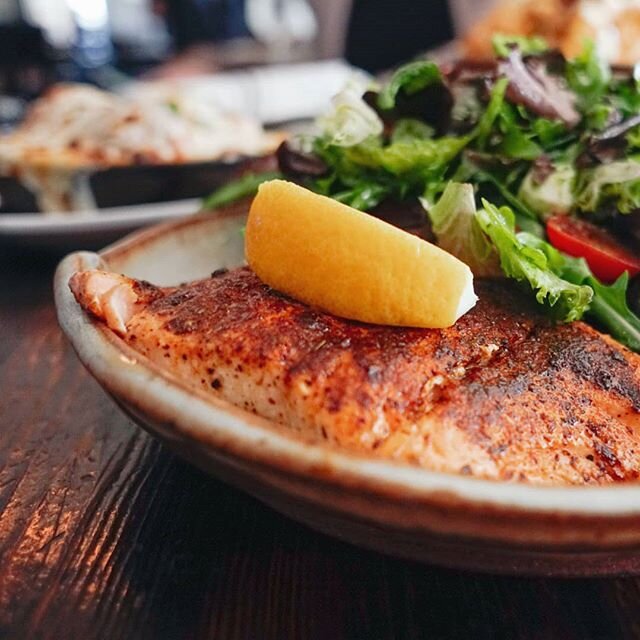 Grilled Salmon with Caprese Salad.
#thegrillonmainlq #oldtownlaquinta