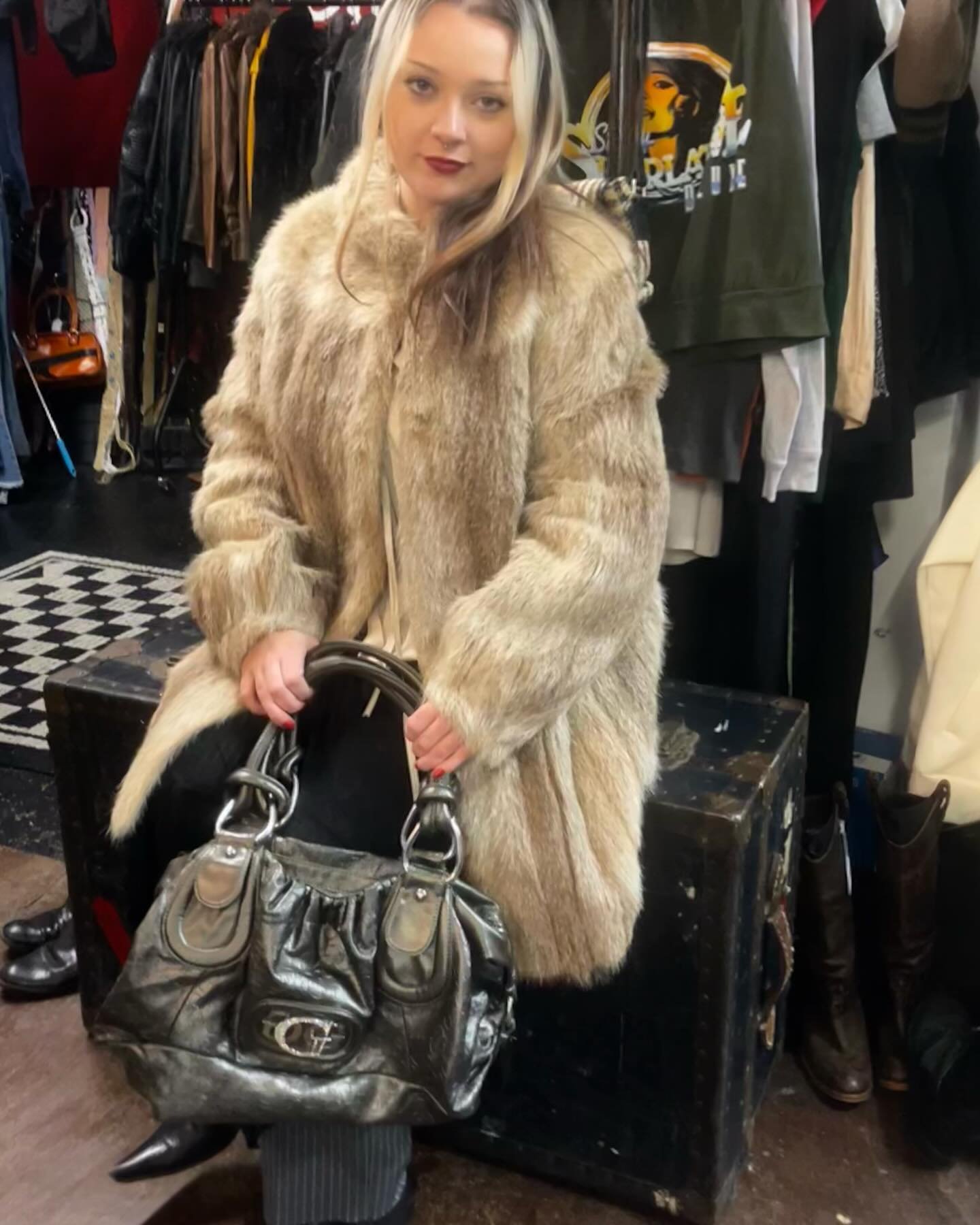 Winter is here! Come get warm at Vintage Planet🍂 

Guess handbag from @sshopchaos 

#vintage #bricklanevintagemarket #london #vintagefashion #fashion #streetstyle #streetphotography #fashionphotography #y2kfashion #vintagefur #winterfashion