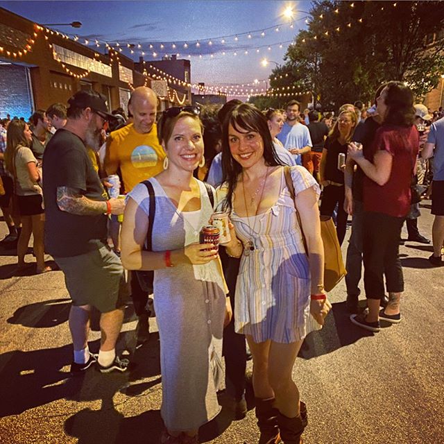 #tbt Had so much fun at @gooseisland 312 Block Party on Friday. It is one of the chilliest festivals in Chicago (thanks beer drinkers) with brews, food trucks, great live music, and admission donated to local nonprofits. Officially in love with @virt