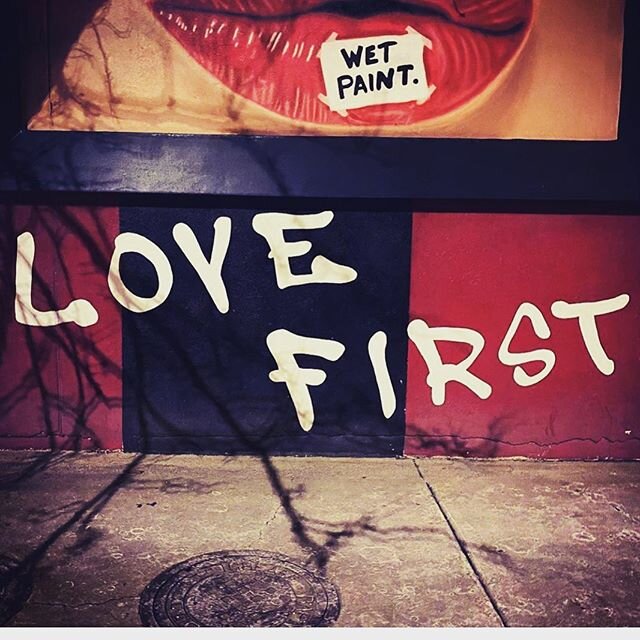 For the weekend celebrating love, a beautiful reminder of an aspirational way to live ❤️🥰🙏
.
#lovefirst #lovequotes #love #showlove #streetart #chicagostreets #streetphotography #jtgood