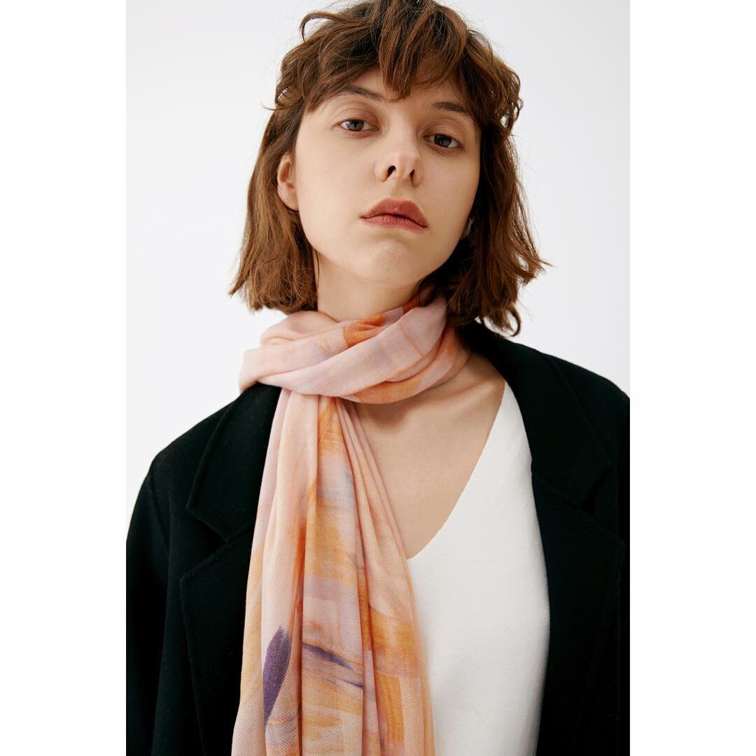Close-up of the Random Walk wool scarf Apricot.
Versatile oversized format 90x180cm, 100% wool Lightweight and warm, with abstract art pattern printed with environmental-friendly ink. .
.
.
#scarf #scarves #pattern #patterns #patternscarf #designer #