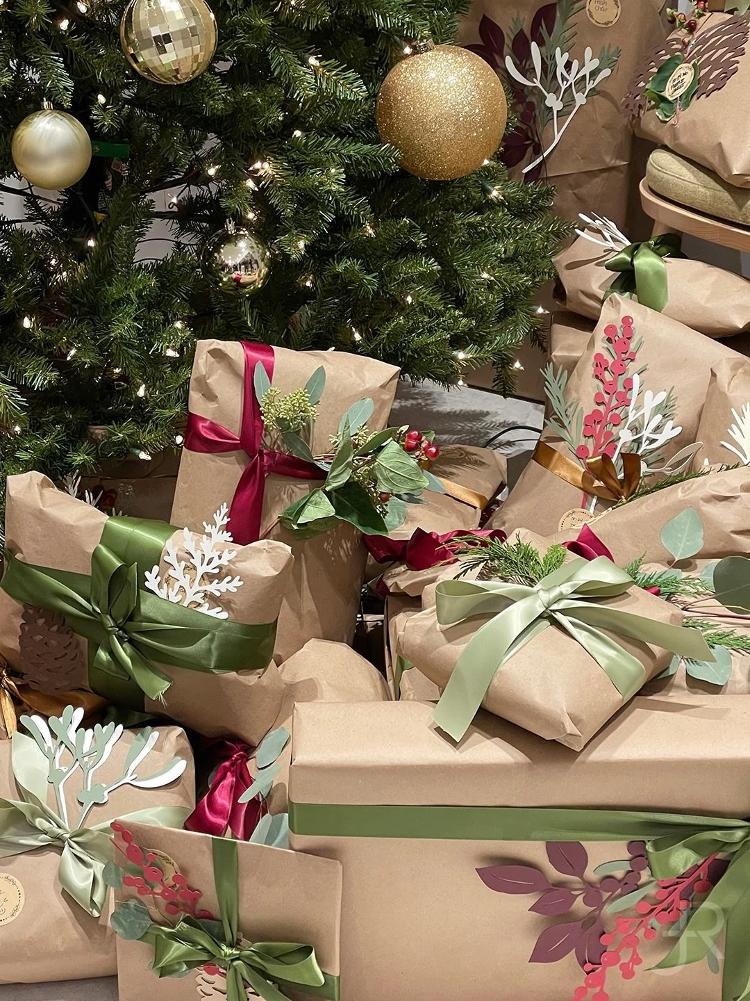 A few snapshots from the Wrap &amp; Wonder event @cosentinocityrichmond two weeks ago. We had a blast wrapping your donated gifts for @littlehandsva. Thanks again for having us, Cosentino! Merry Christmas and Season&rsquo;s Greetings to all. 🎄 

p.s