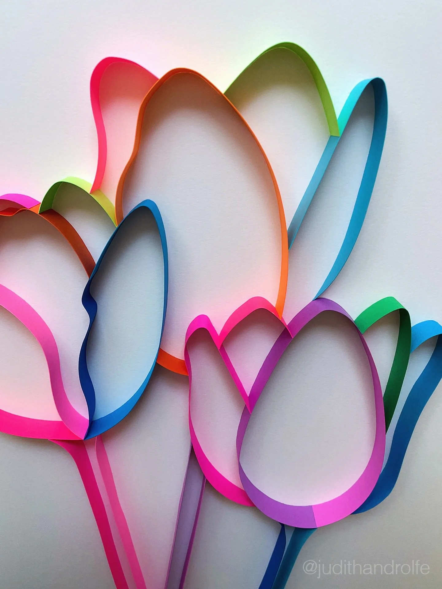 Detail shot, work in progress.
These tulips are part of the 𝘾𝙝𝙧𝙤𝙢𝙖𝙩𝙞𝙘 series, inspired by @rikoostenbroek. His Levit&aelig; flower studies have been my lock screen wallpaper for years. I look at them every day. Subconscious influence eventua