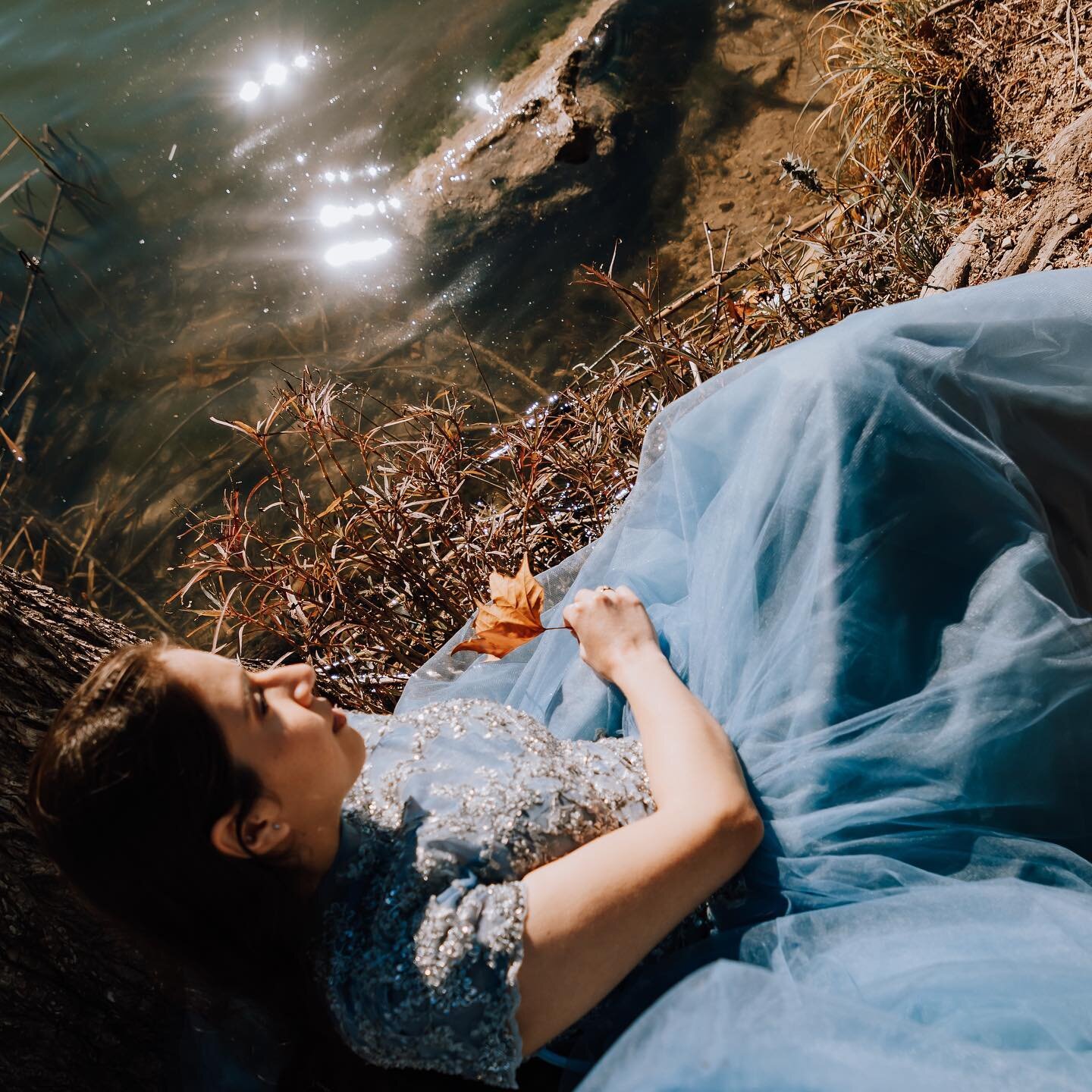 Daydreaming of sitting by the river.
💙
🤍
💙
🤍
💙
#austin #coloradoriver #wonder #atxphotographer #txphotographer  #sittingbytheriver #soakinginthesun #wonderland
