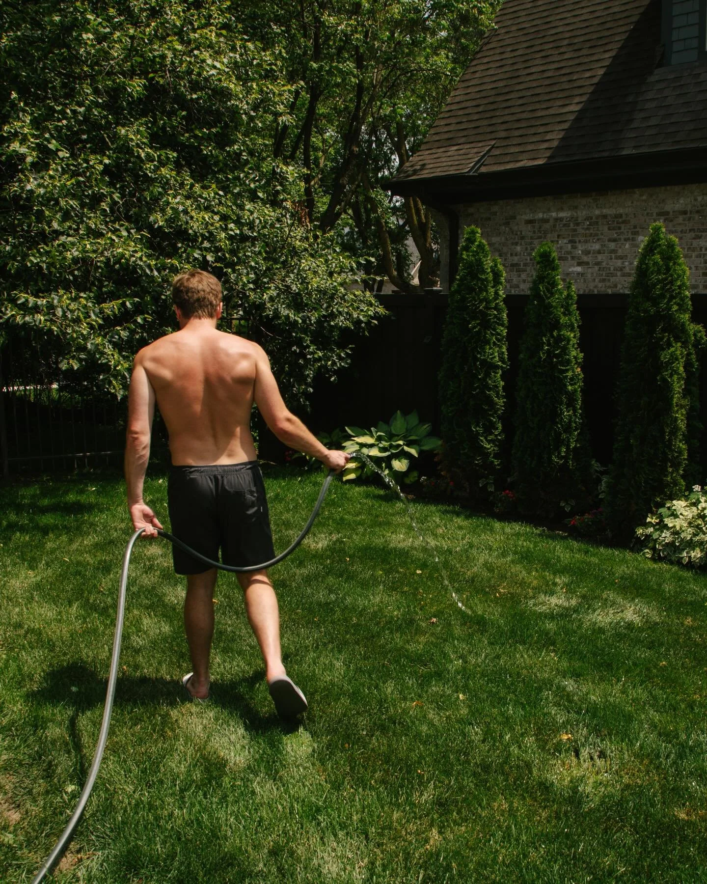 Thinking about hot summer afternoons in my parents very lush and green backyard 🌞