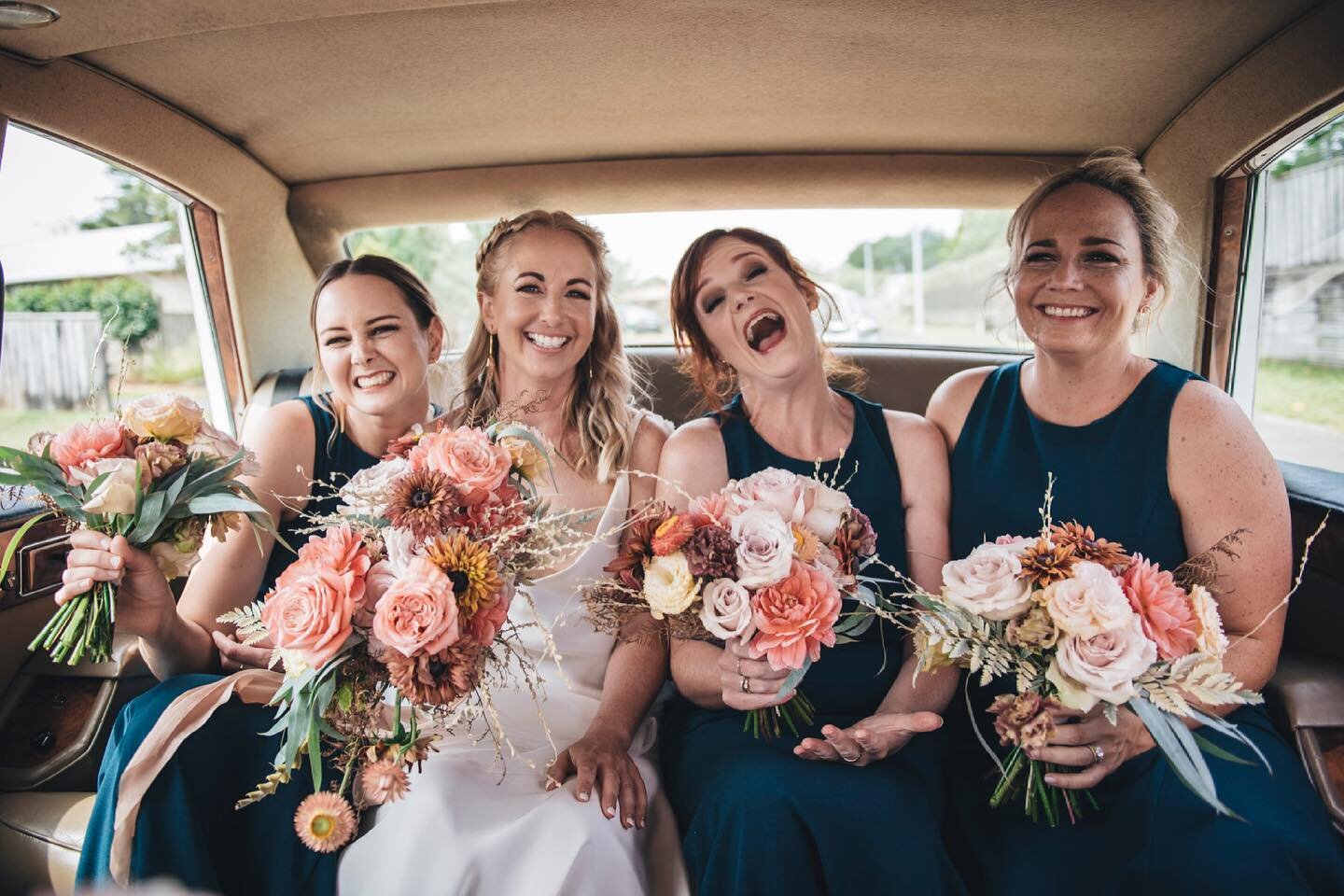 Best friends and beautiful flowers&hellip;she&rsquo;s going to the chapel and she&rsquo;s gonna get married 🎶
.
.
.
.
.
.
@aucklandweddings #aucklandweddingphotographer #candidweddingphotograoher #documentaryweddingphotographer #bridalparty #bridalf