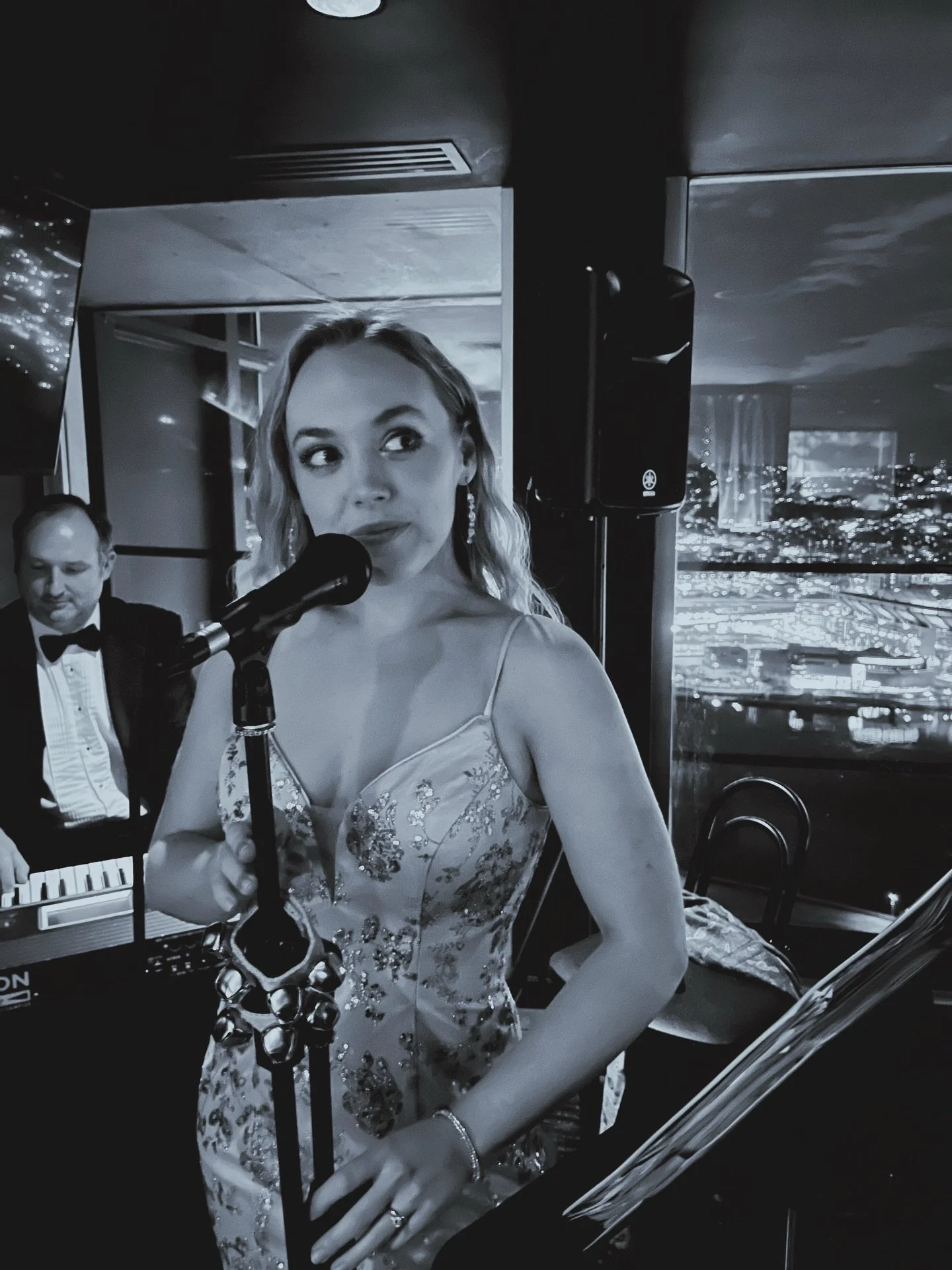 lounge singer for a night ✨ 

I performed the last Candlelight Christmas Jazz of the year &amp; my final performance of 2025. A year of mostly focusing mostly on motherhood, but also still nurturing my artistry. I had a blast @montereybaypgh 🌃 nobod