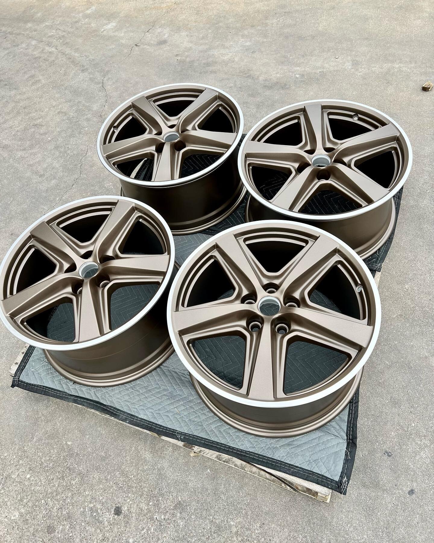 Finishing this Friday up with a custom set of Mustang Mach 1 wheels. 👌