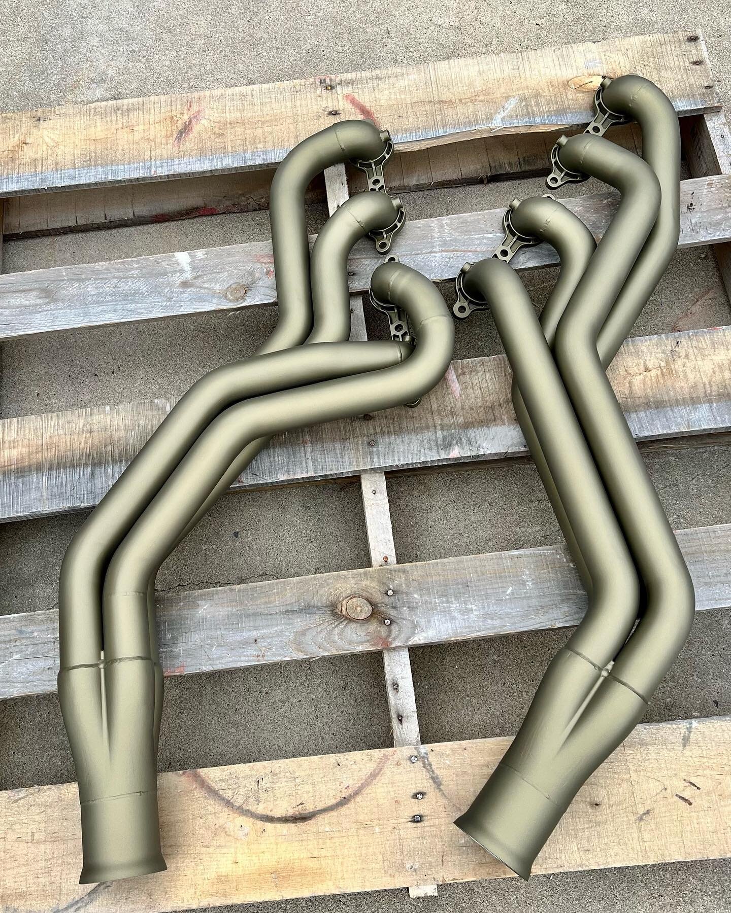 Long tube headers coated in our bronze ceramic. Ceramic coating helps keep under hood temps down, exhaust gases hot(increasing exhaust gas velocity) &amp; not to mention it looks great and protects! 😎