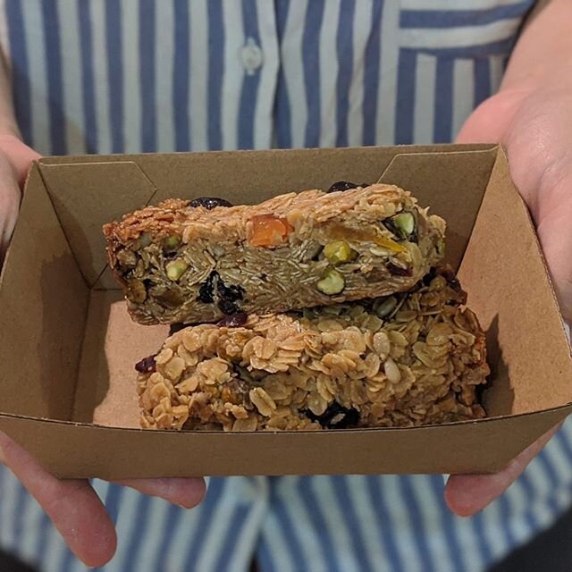 The new kid on the block - Flapjack!
Filled with nuts, fruit, honey &amp; oats. Brekky in a bar!🍯🥜🍑