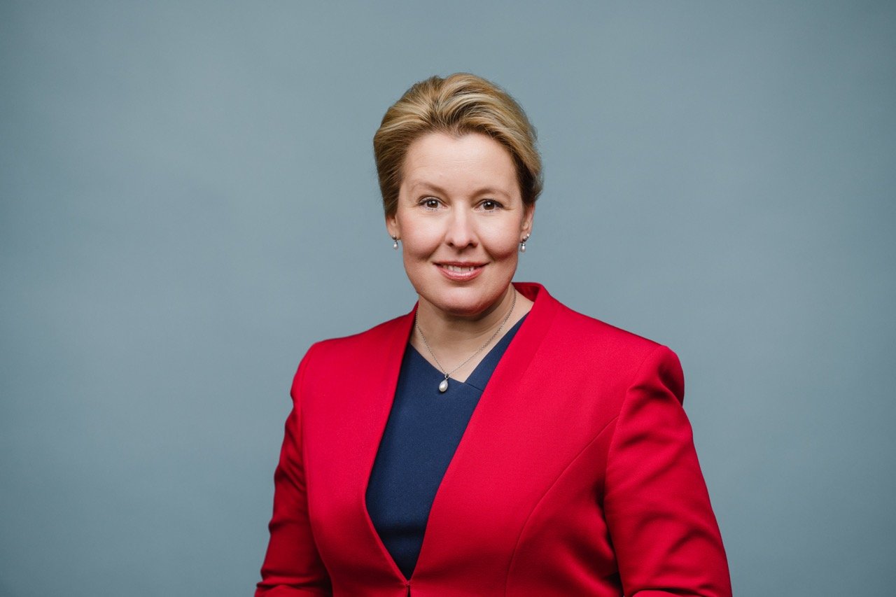  Franziska Giffey mit einem roten Blazer for hellblauen Hintergrund 