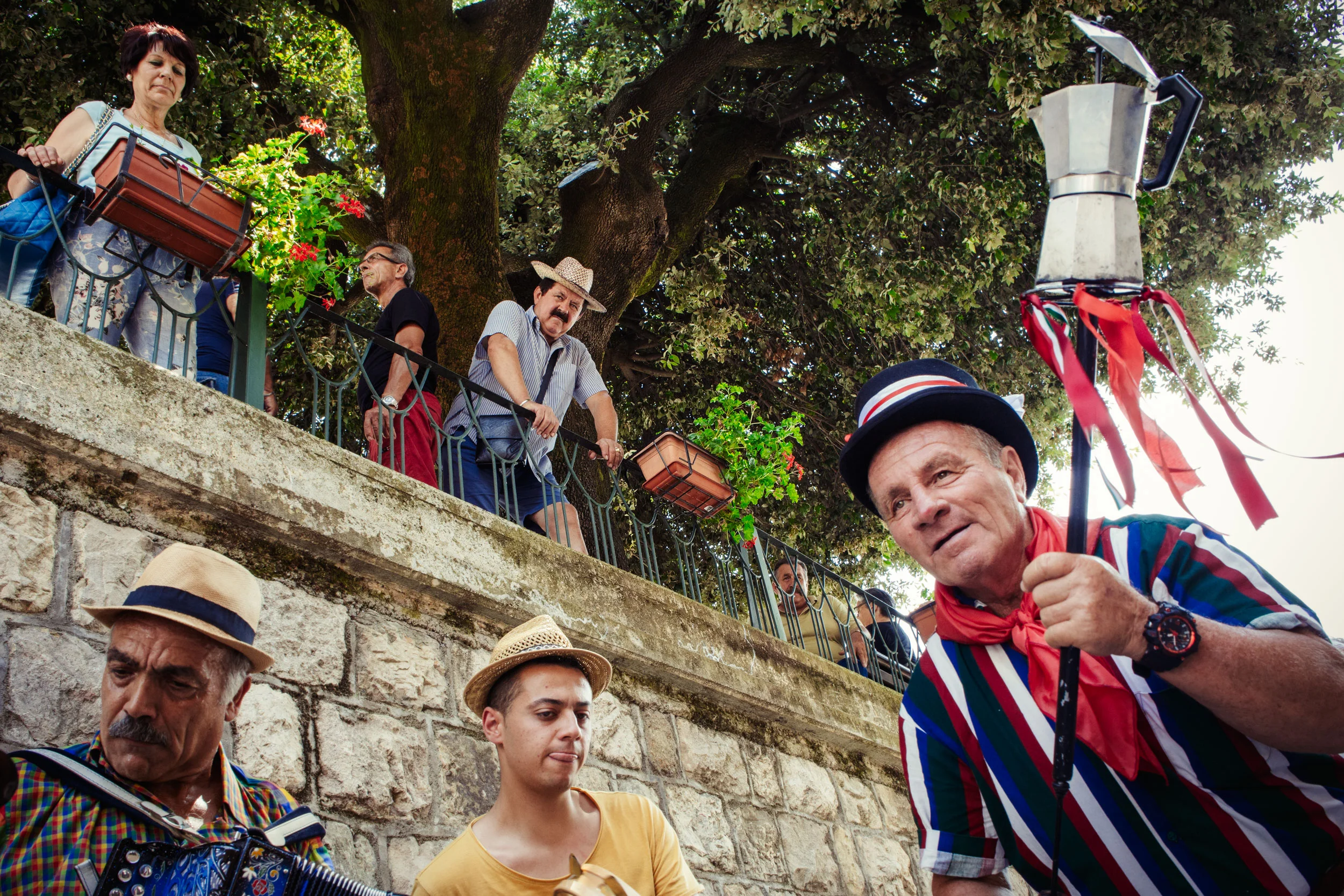 Scapoli (IS), Luglio 2018. Un gruppo di suonatori anima le strade del paese durante la due giorni con canti e balli tipici. Queste scene si ripetono continuamente nell’arco della due giorni del festival, offrendo notevoli spunti fotografici.