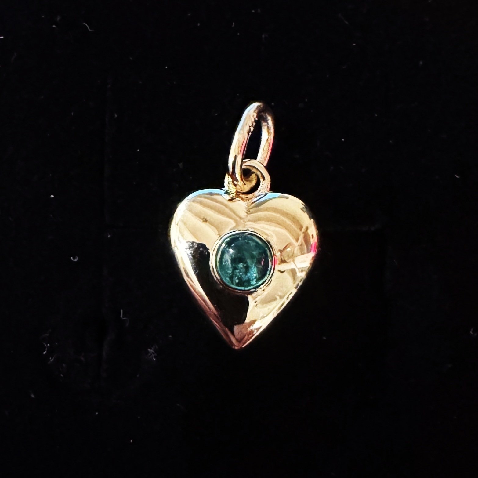 Herzanhänger mit Smaragd-Cabochon