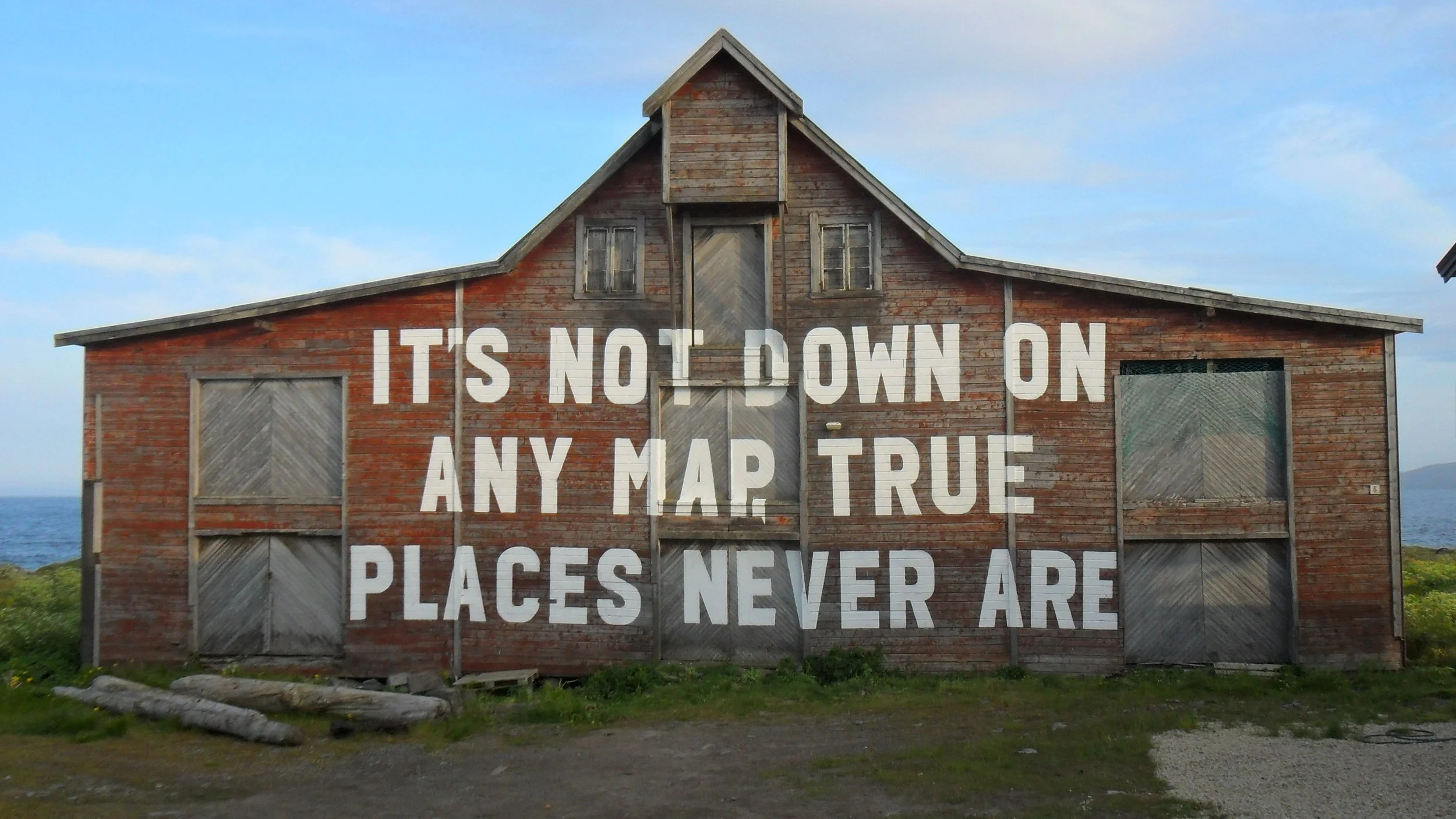 Vardø ¨street art¨. Festivalen Komafest resulterte at Norges nordøstligste by også ble et galleri for gatekunst av ypperste sort. En byvandring i Vardø er et studie kontraster, historie, kunst, natur og kystkultur om hverandre. På nettsiden vardorestored.com finner du masse informasjon om de nyskapende og spennende kulturminneverns prosjektene i Vardø. Det er Varanger Museum som står bak denne spennende satsingen. Varanger Museum holder også åpent på Pomormuseet og guider gjester som besøker.