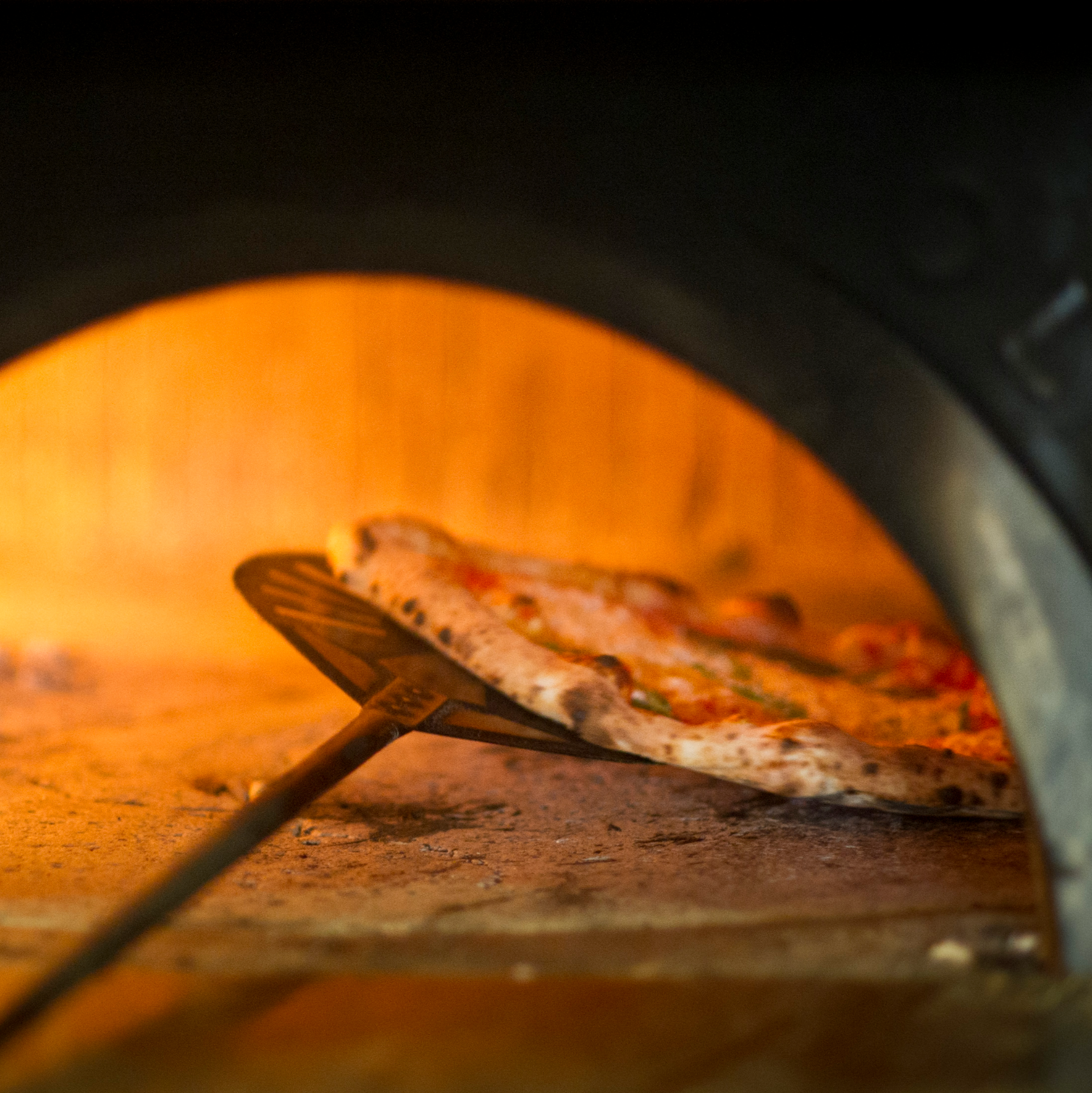 Pizza cooks in 60 seconds right in front of your guests!