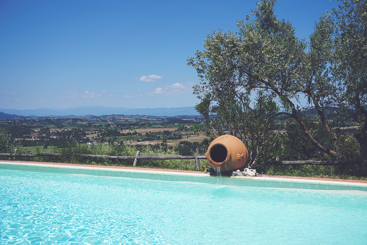 Una veduta dalla piscina dell'agricampeggio Cipollatico.